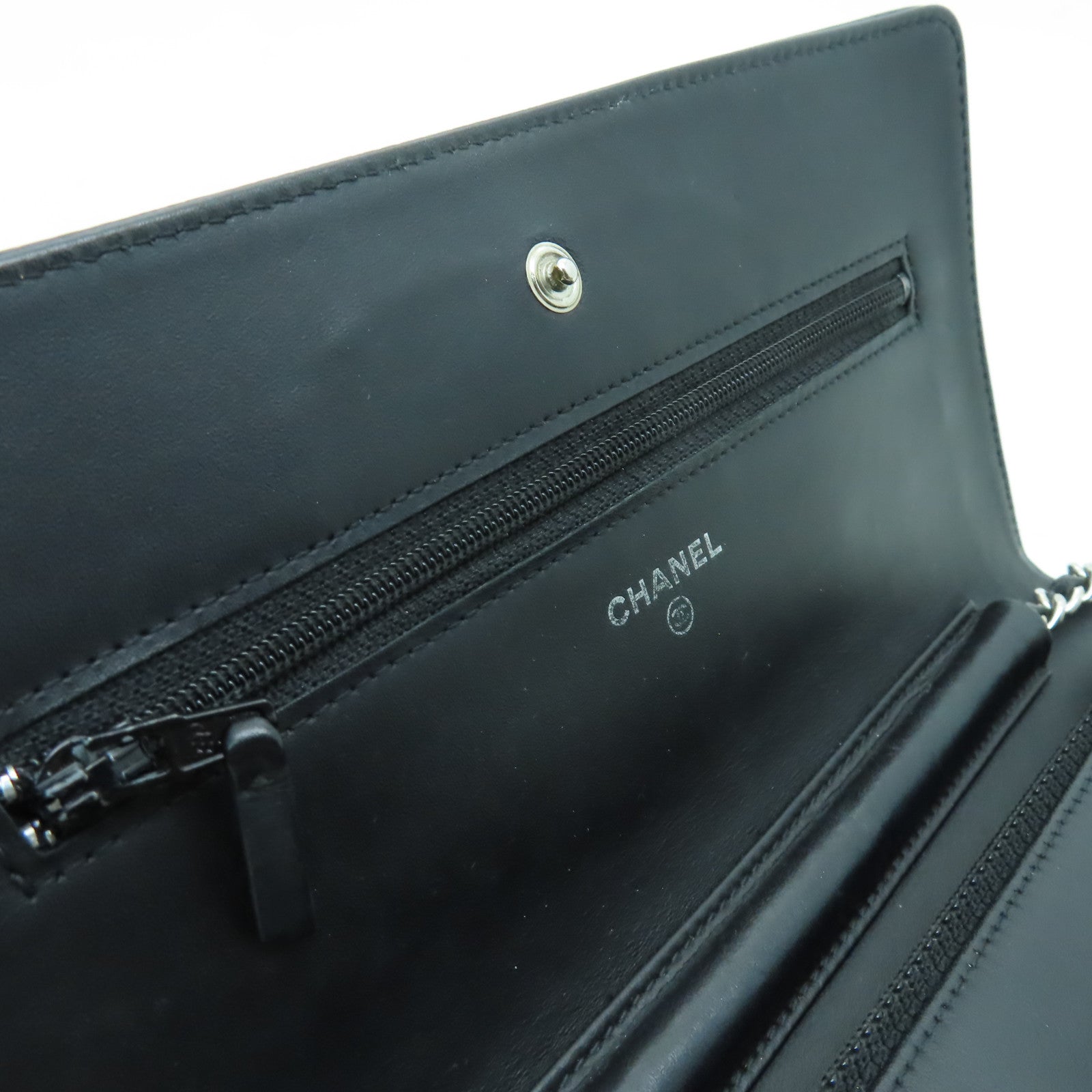 CHANEL Caviar皮革Wallet On Cahin銀扣鏈帶肩背袋黑色