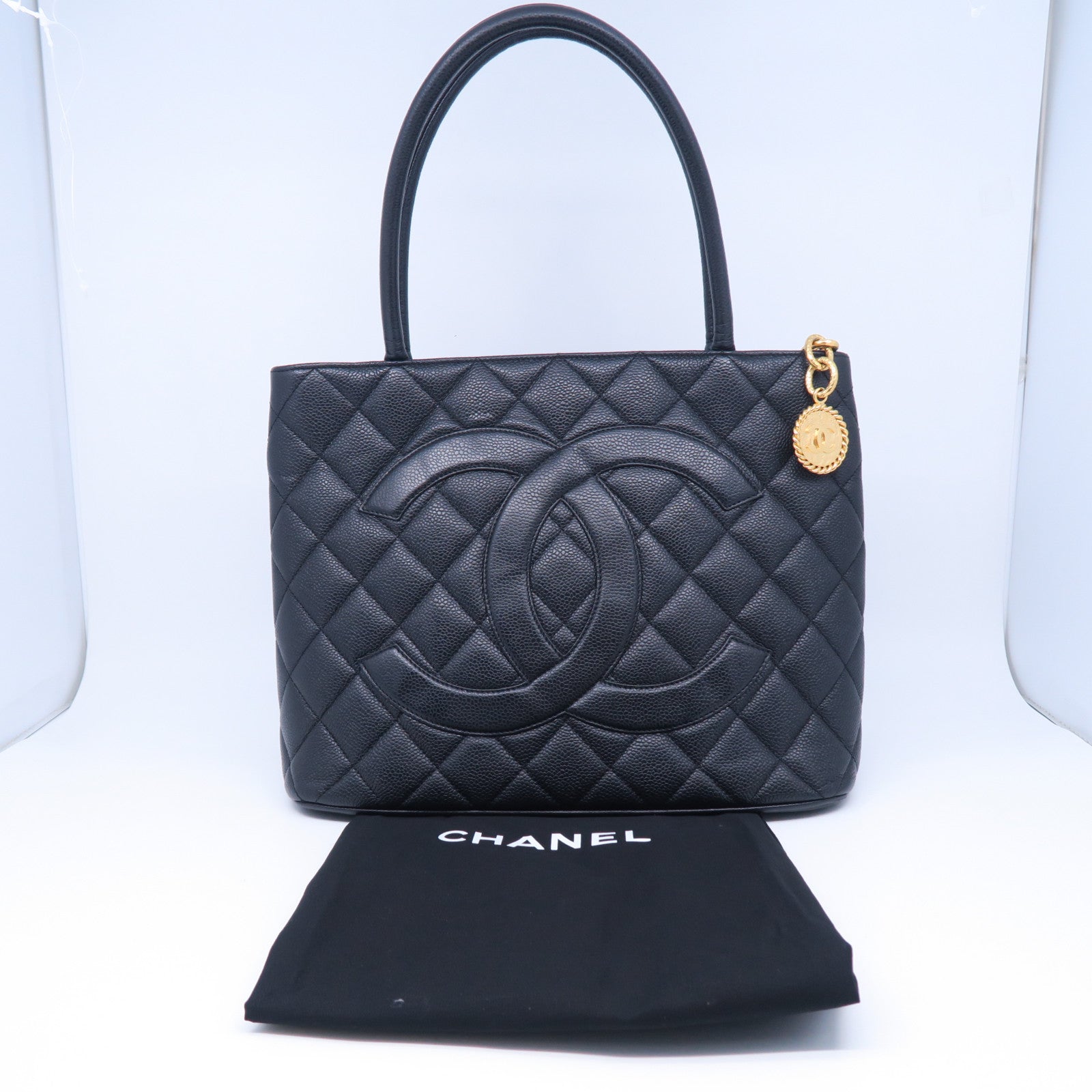 CHANEL 菱格Caviar皮革Medallion Tote金扣手挽肩背兩用袋黑色