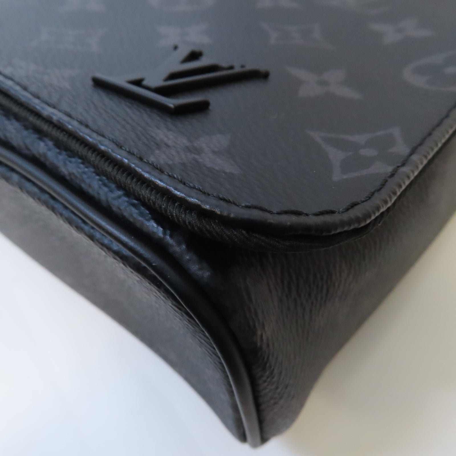 LOUIS VUITTON Monogram Eclipse District PM銀扣肩背袋黑色