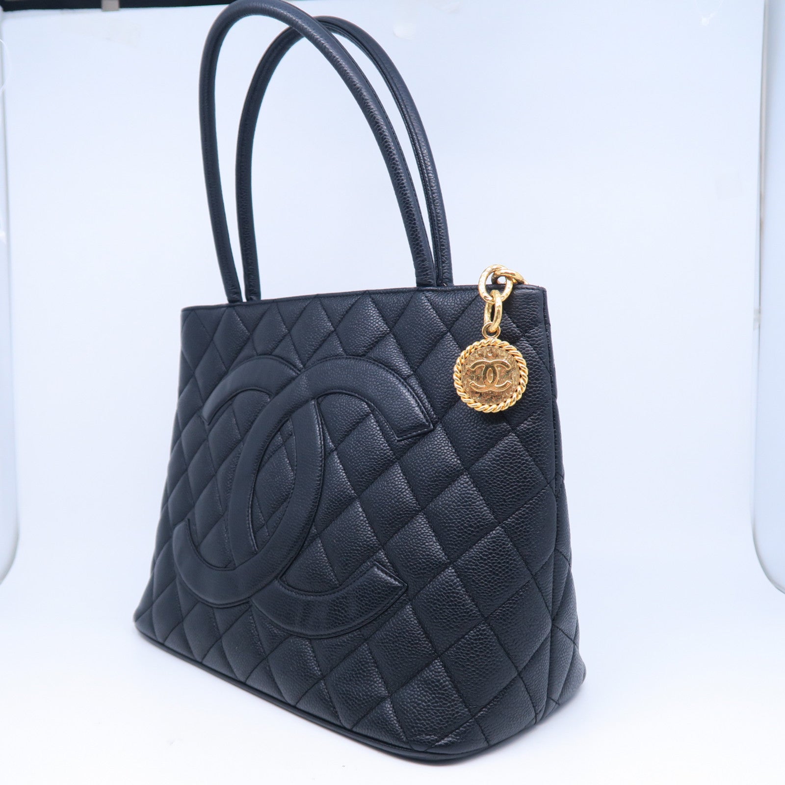 CHANEL 菱格Caviar皮革Medallion Tote金扣手挽肩背兩用袋黑色