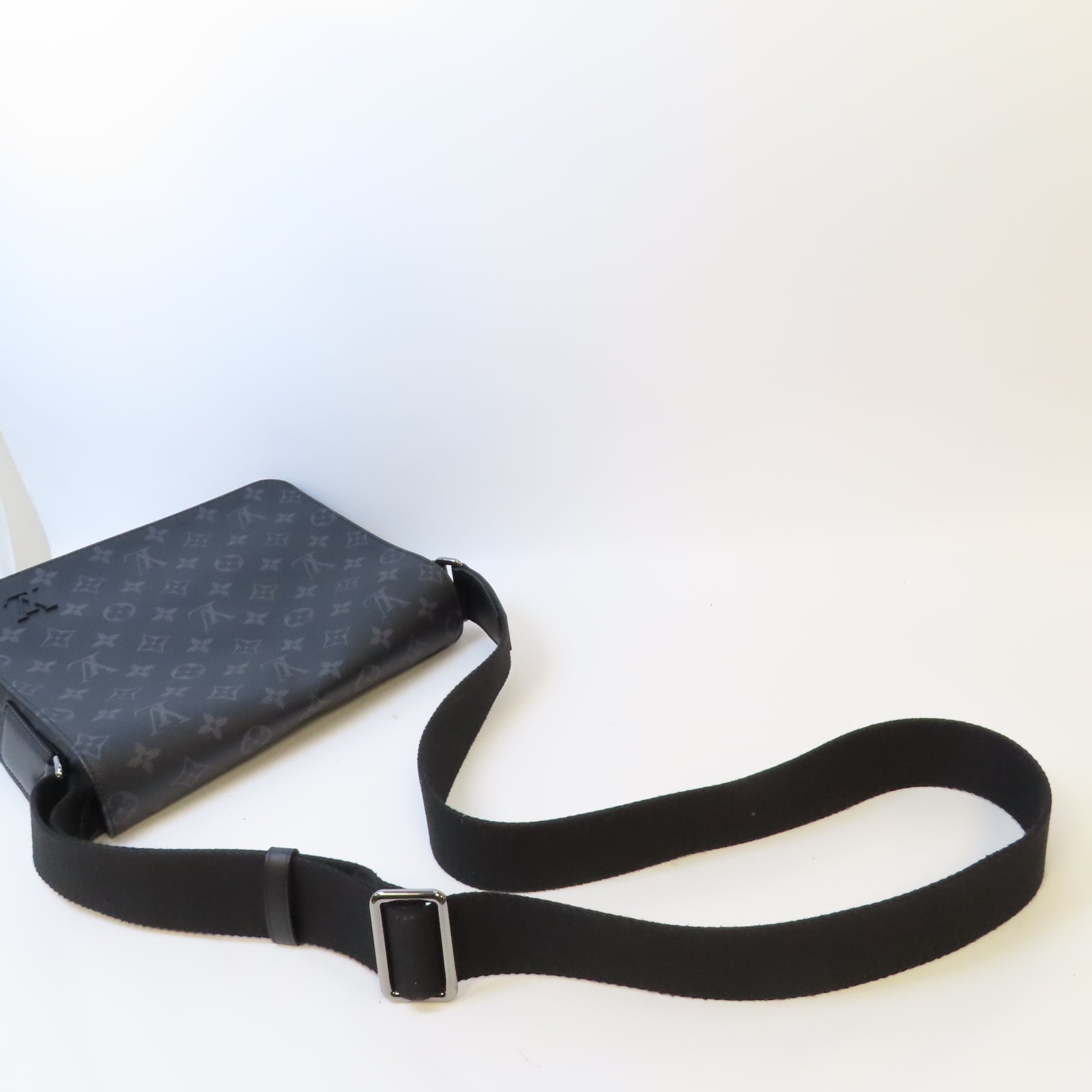LOUIS VUITTON Monogram Eclipse District PM銀扣肩背袋黑色