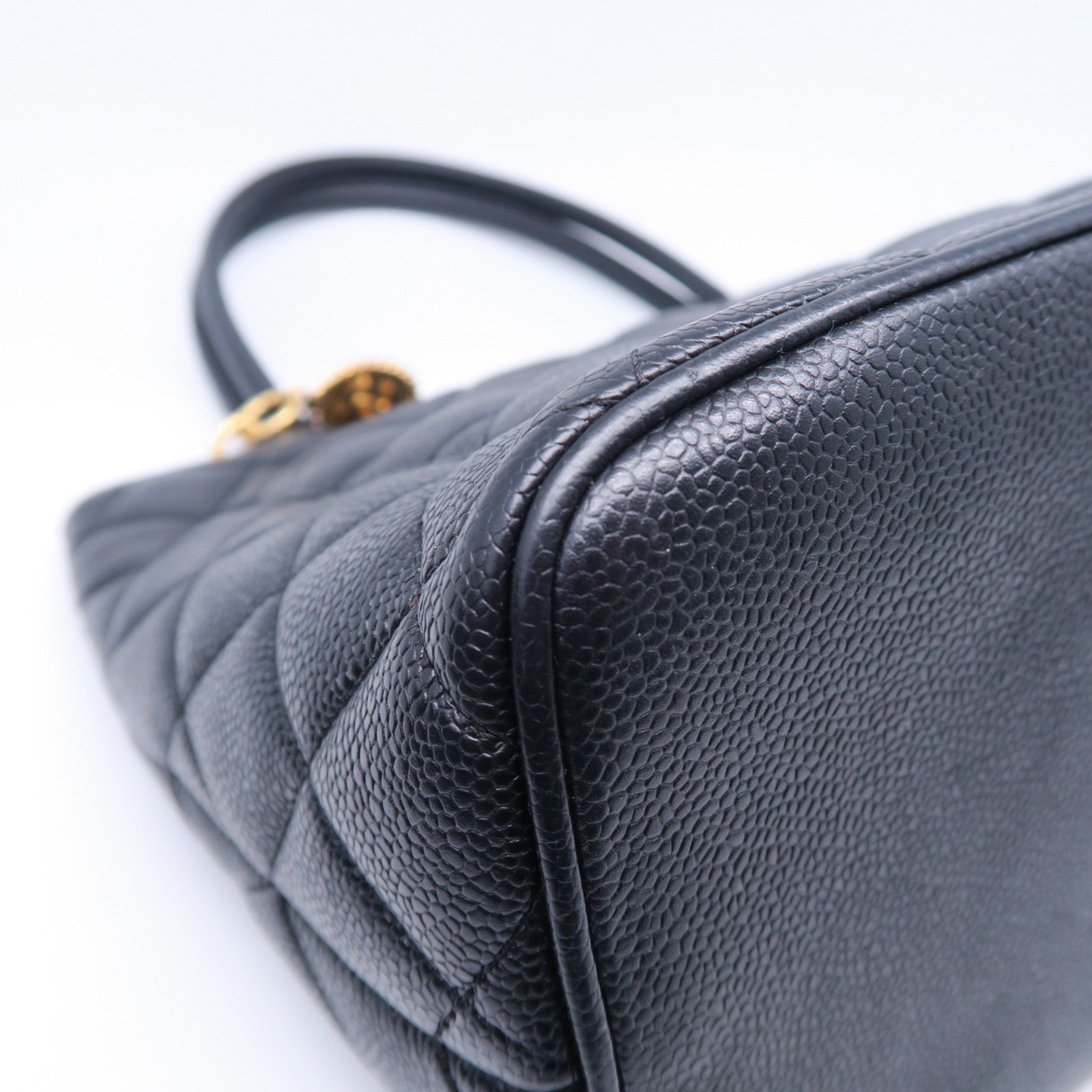 CHANEL 菱格Caviar皮革Medallion Tote金扣手挽肩背兩用袋黑色