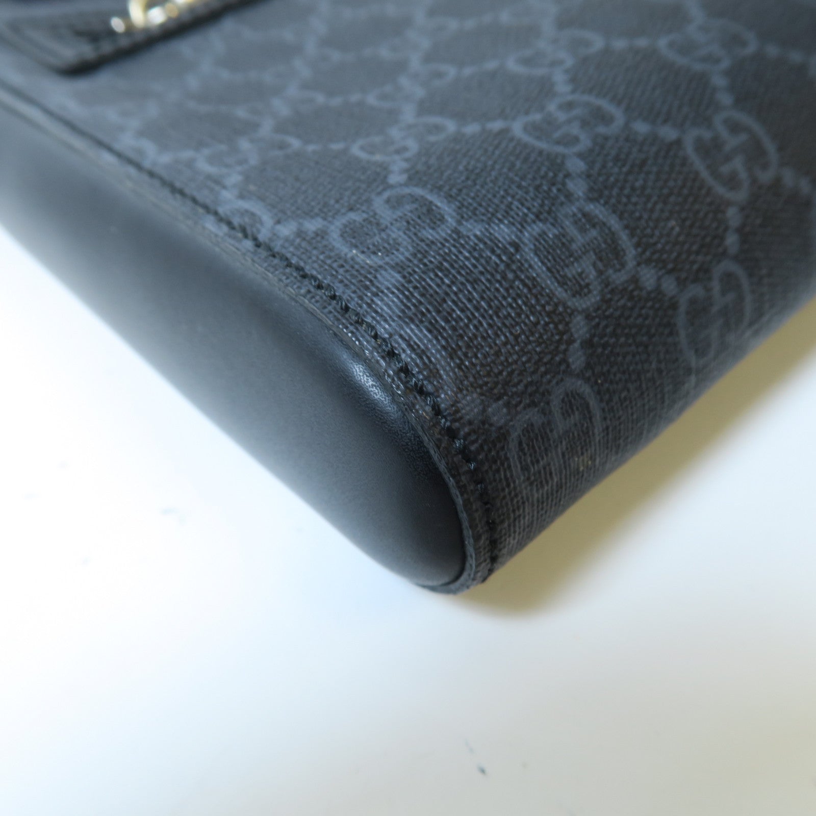 GUCCI 塗層帆布GG Supreme Small Messenger Bag銀扣肩背袋黑色/灰色