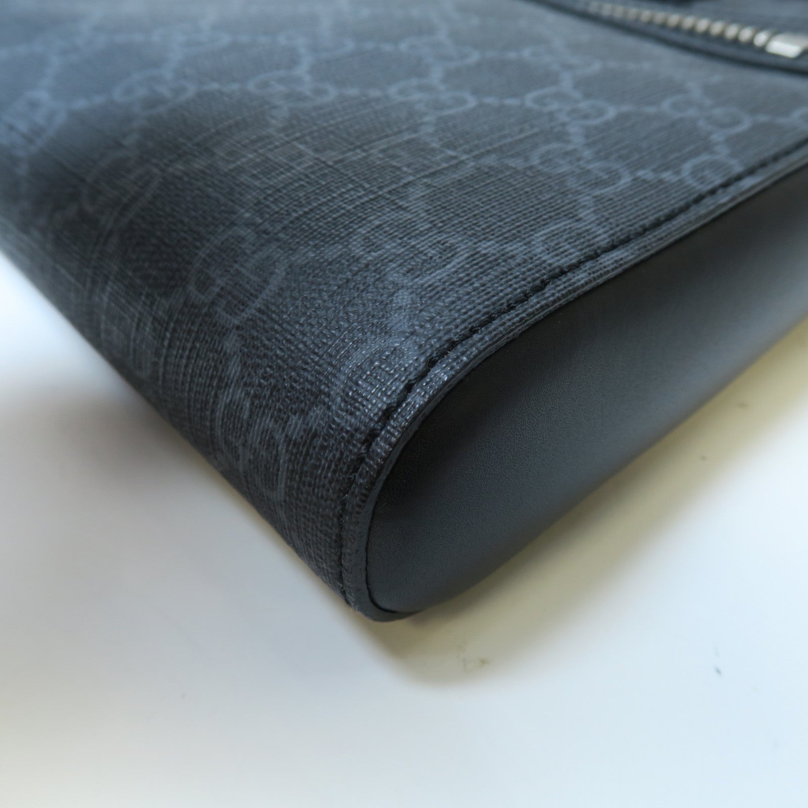 GUCCI 塗層帆布GG Supreme Small Messenger Bag銀扣肩背袋黑色/灰色
