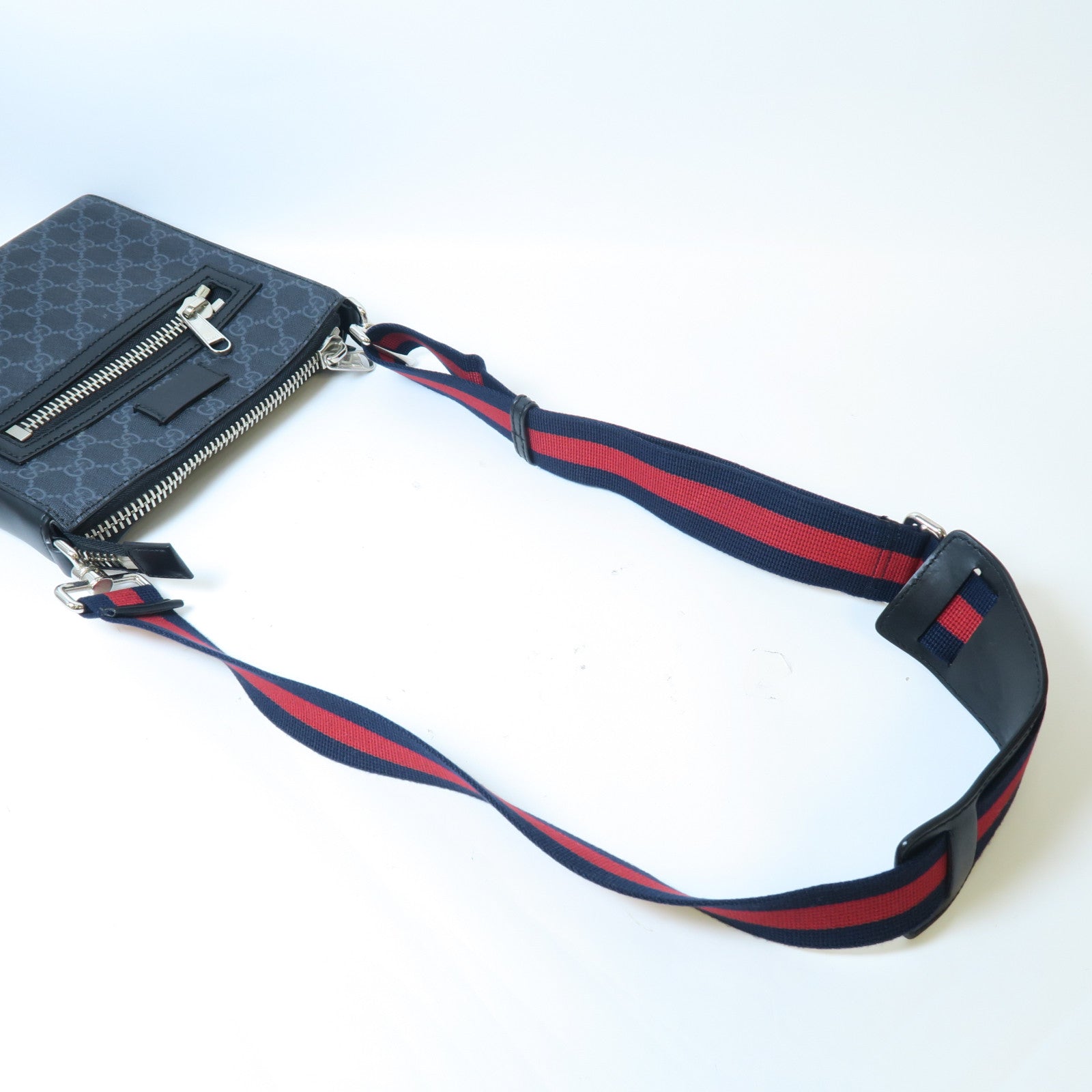 GUCCI 塗層帆布GG Supreme Small Messenger Bag銀扣肩背袋黑色/灰色