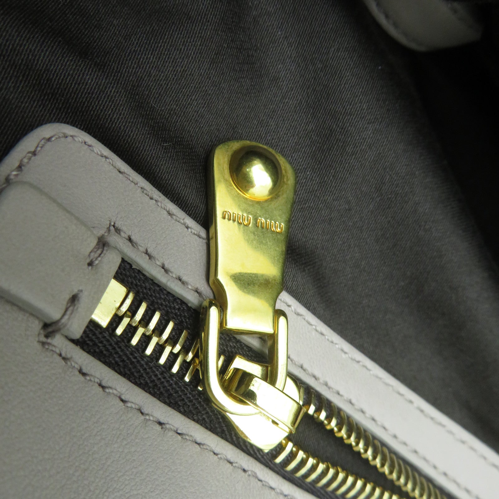 Miu Miu 牛皮皮革2 Way Bag金扣手挽肩背兩用袋灰色