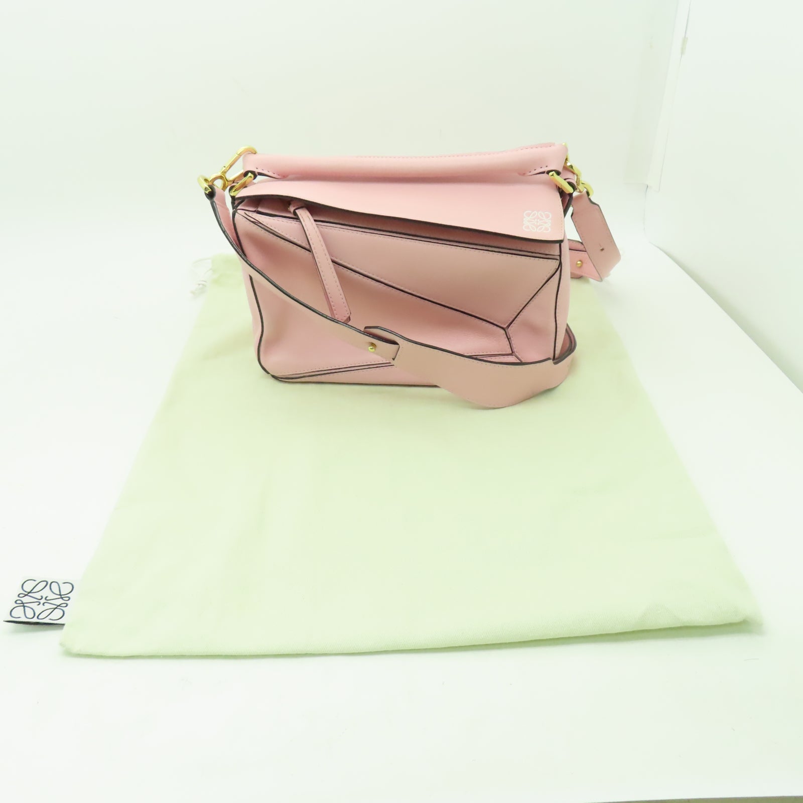 LOEWE 牛皮皮革Puzzle金扣肩背袋粉紅色