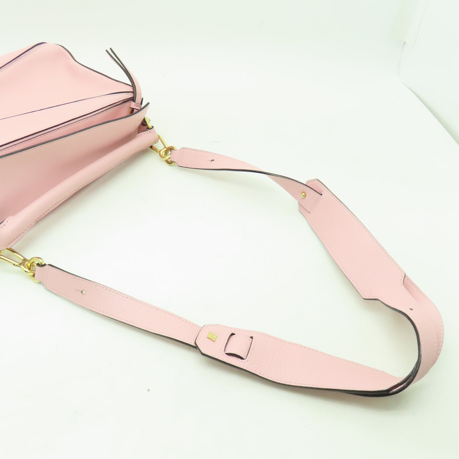 LOEWE 牛皮皮革Puzzle金扣肩背袋粉紅色
