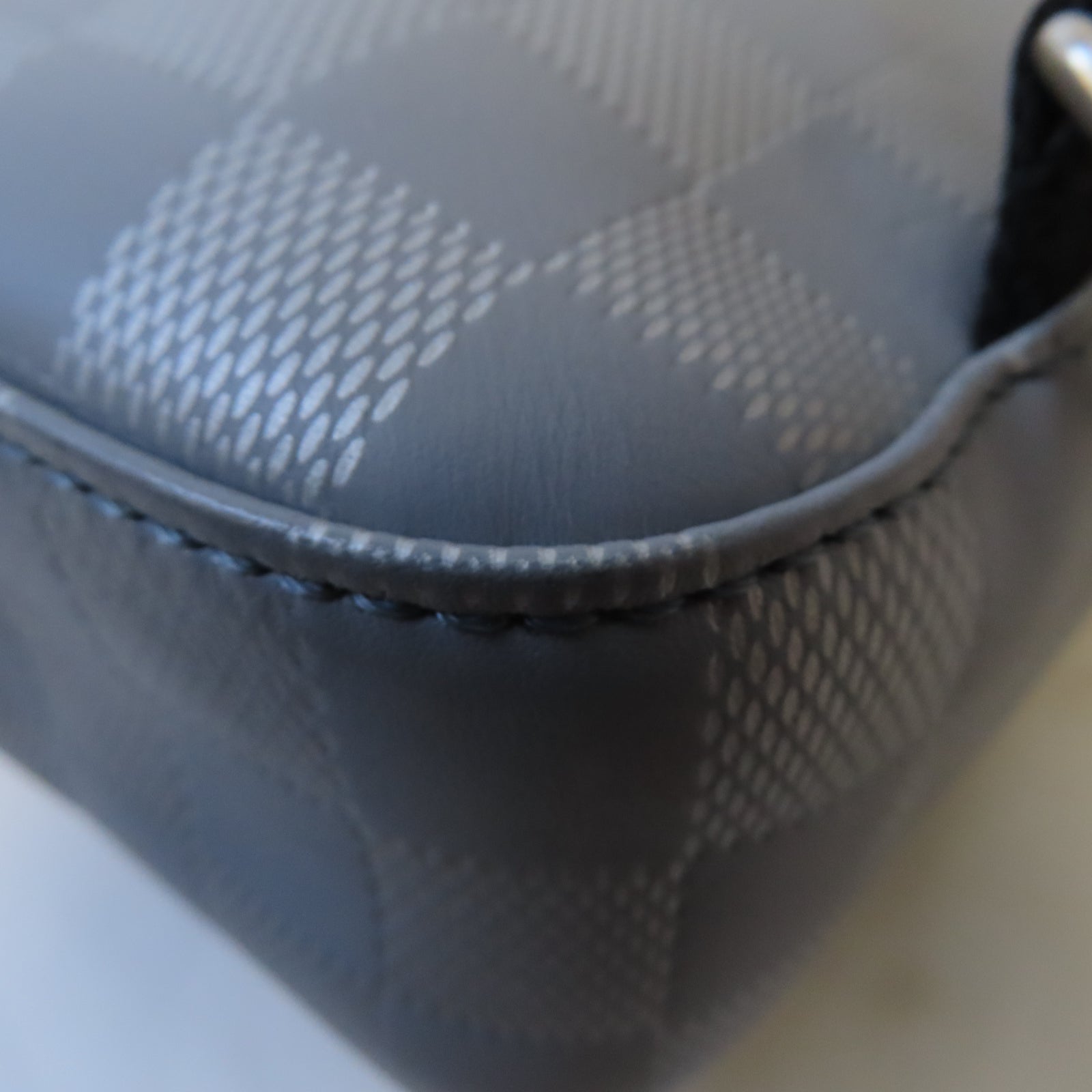 LOUIS VUITTON Damier Infini Avenue Sling Bag銀扣肩背袋灰色