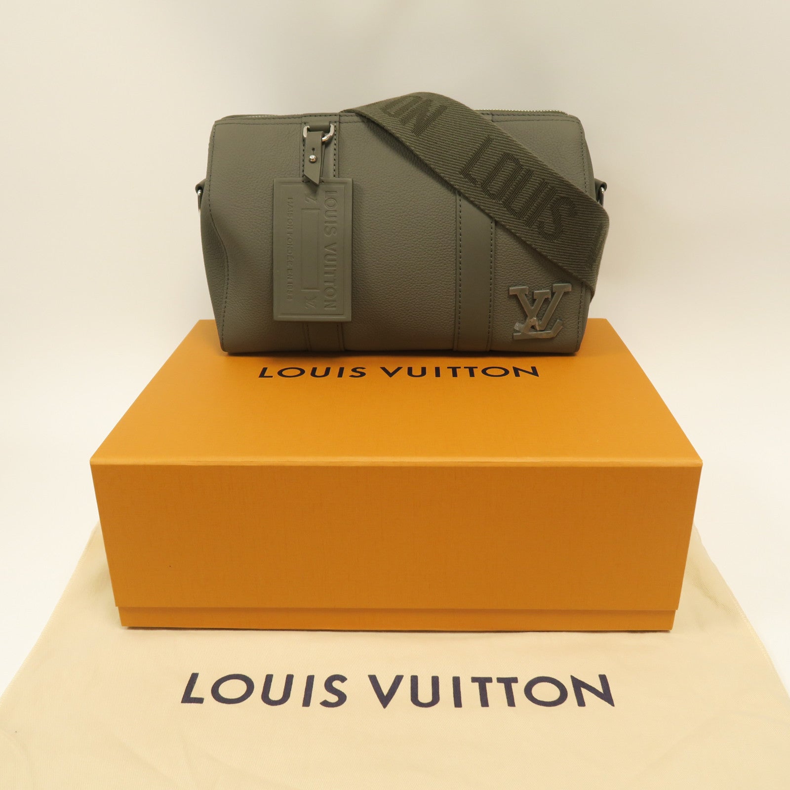 LOUIS VUITTON 牛皮皮革City Keepall銀扣肩背袋卡其色