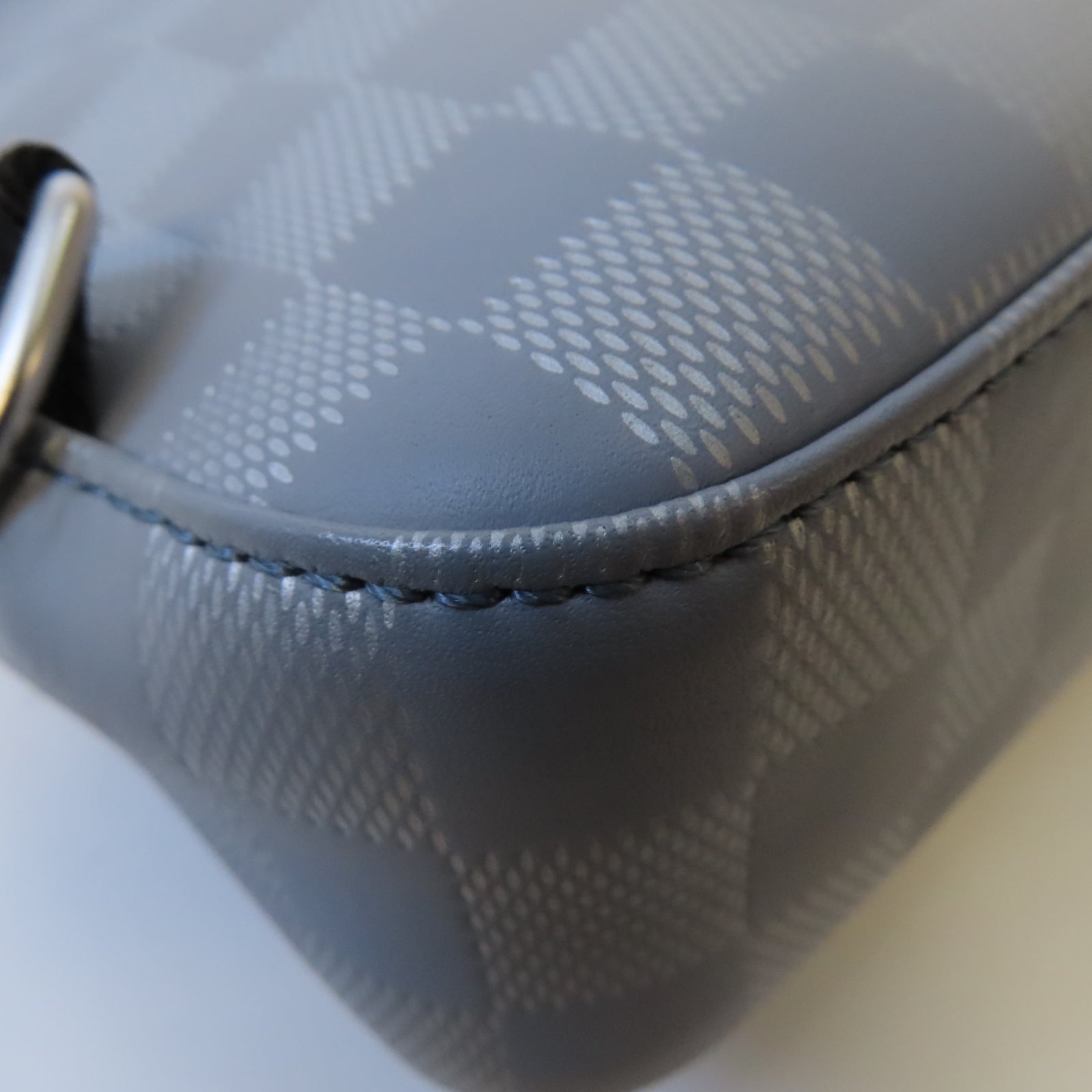 LOUIS VUITTON Damier Infini Avenue Sling Bag銀扣肩背袋灰色