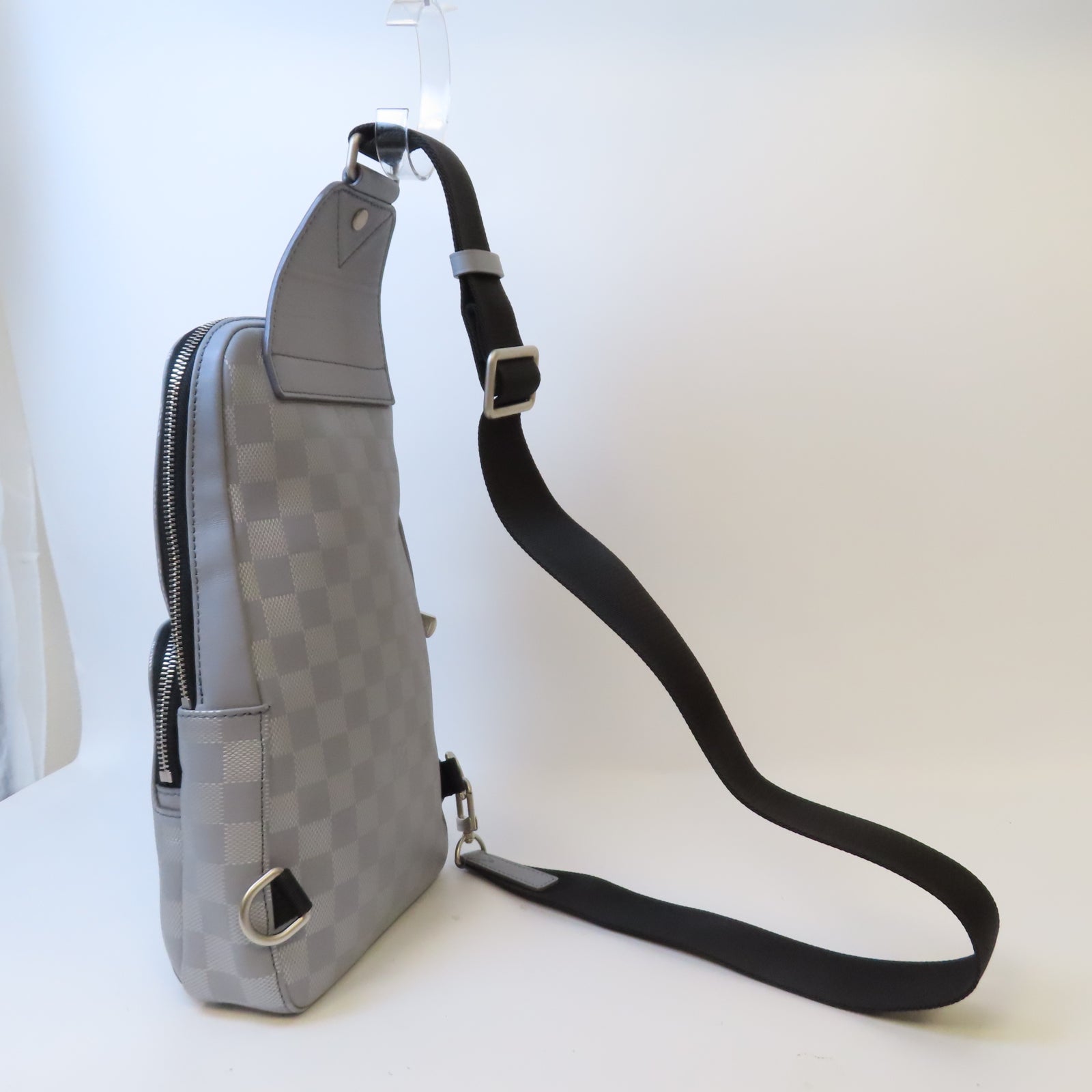LOUIS VUITTON Damier Infini Avenue Sling Bag銀扣肩背袋灰色