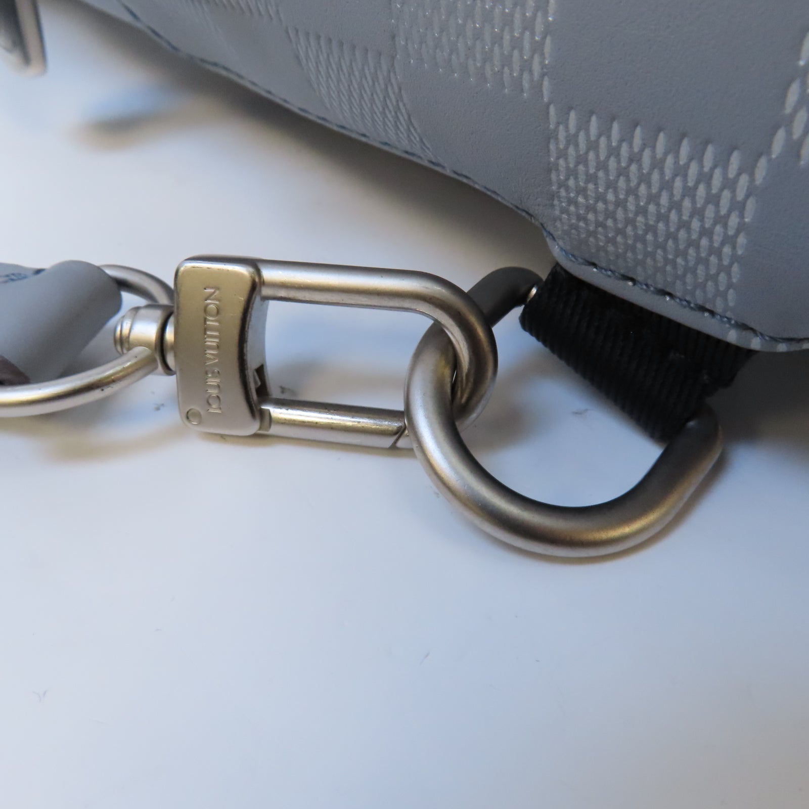 LOUIS VUITTON Damier Infini Avenue Sling Bag銀扣肩背袋灰色