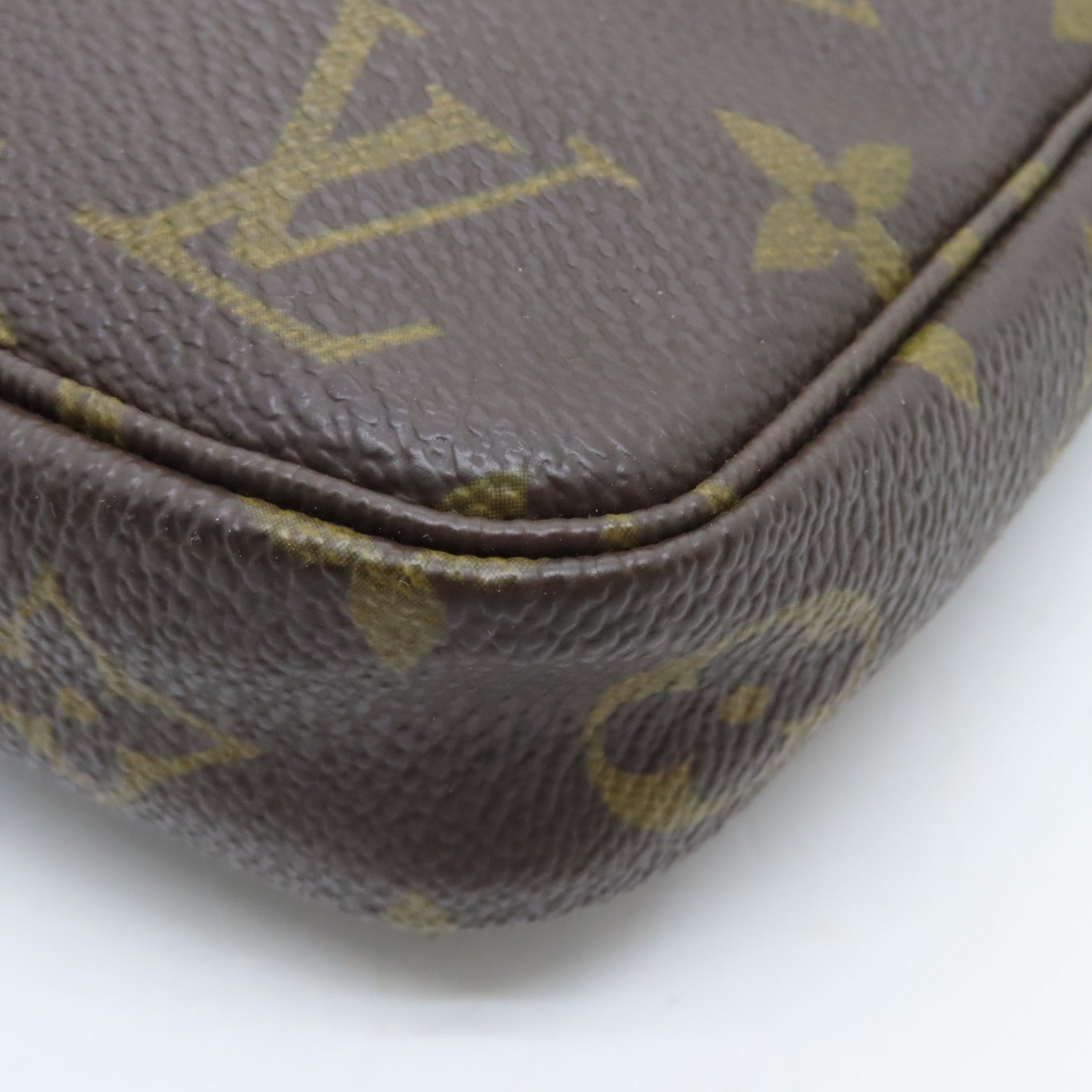 LOUIS VUITTON Monogram Pochette Accessories金扣手挽袋啡色