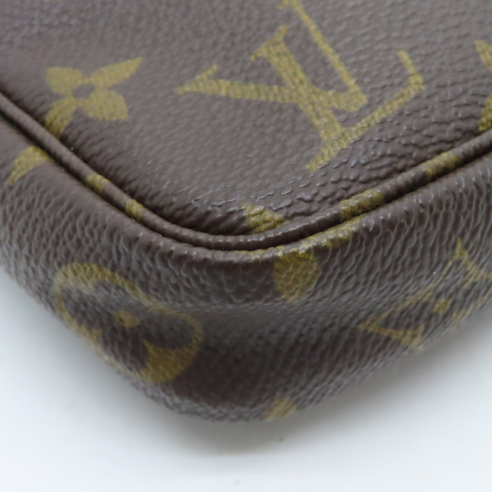 LOUIS VUITTON Monogram Pochette Accessories金扣手挽袋啡色
