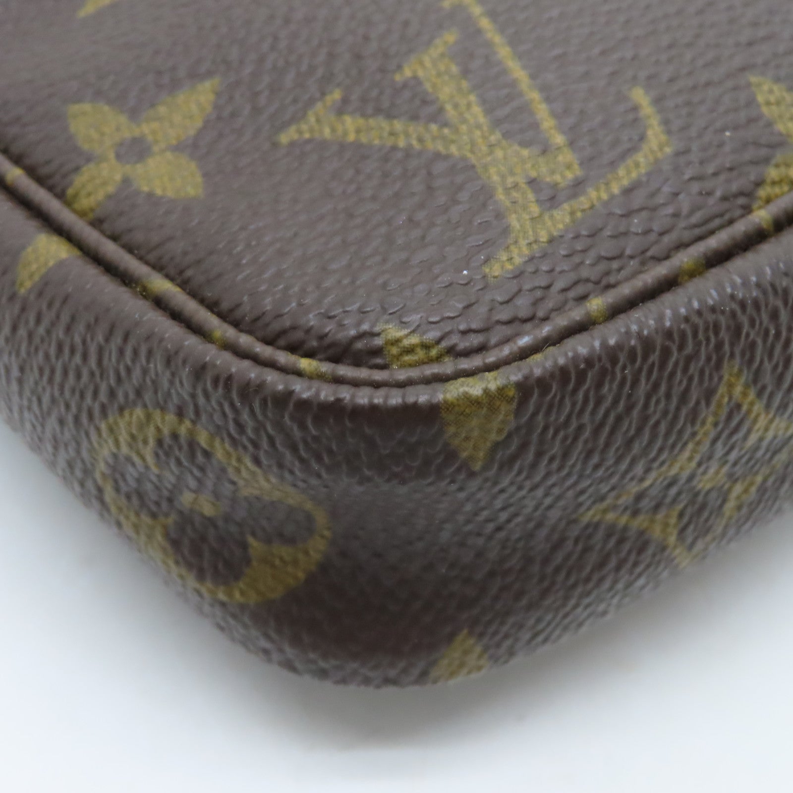 LOUIS VUITTON Monogram Pochette Accessories金扣手挽袋啡色