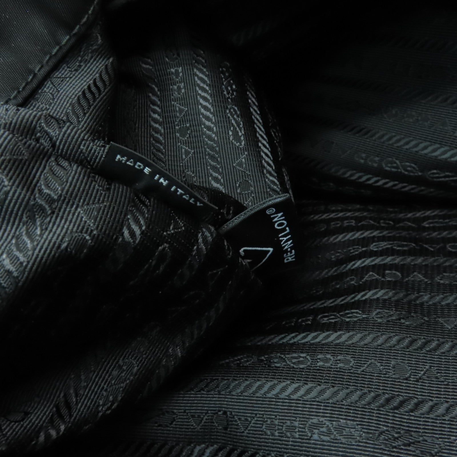 PRADA 尼龍Backpack銀扣背包黑色