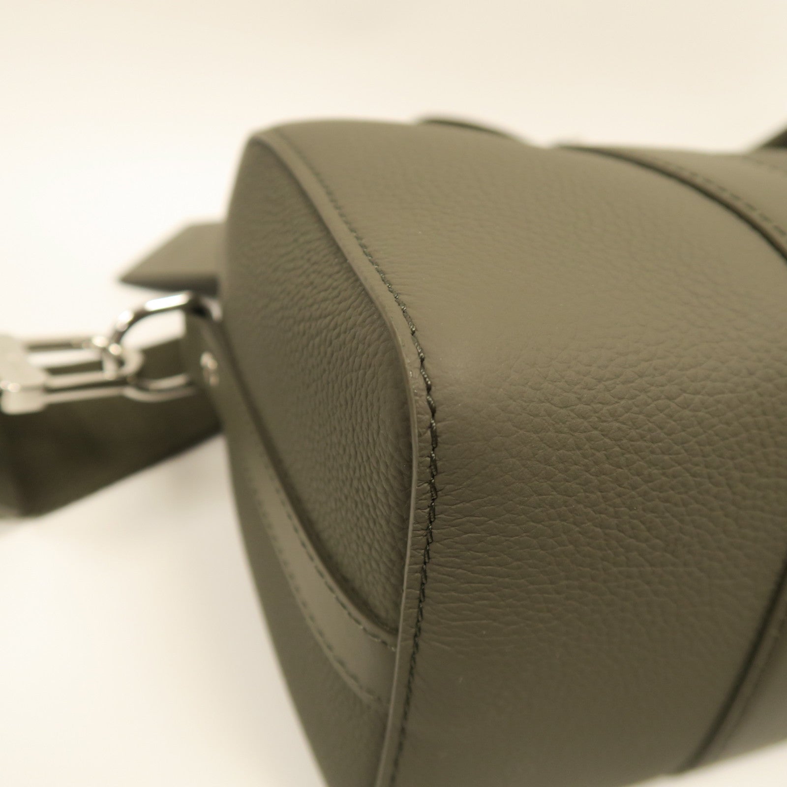 LOUIS VUITTON 牛皮皮革City Keepall銀扣肩背袋卡其色