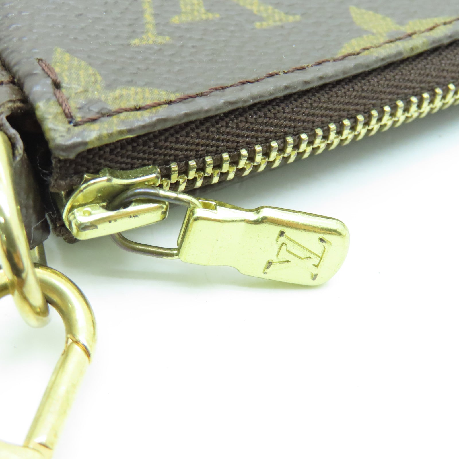 LOUIS VUITTON Monogram Pochette Accessories金扣手挽袋啡色