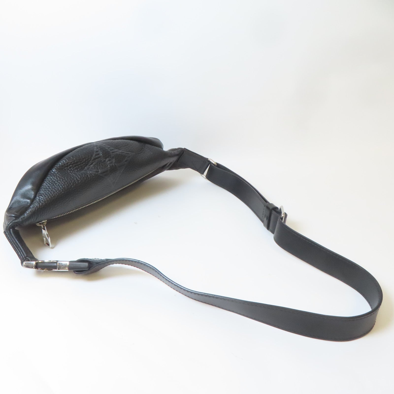 LOUIS VUITTON Monogram Giant Taurillon Shadow Discovery Bum Bag銀扣腰包黑色