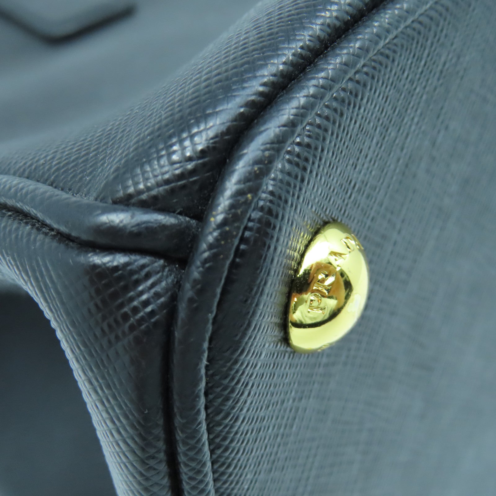 PRADA Saffiano皮革Galleria 2 Way Shoulder金扣手挽肩背袋黑色