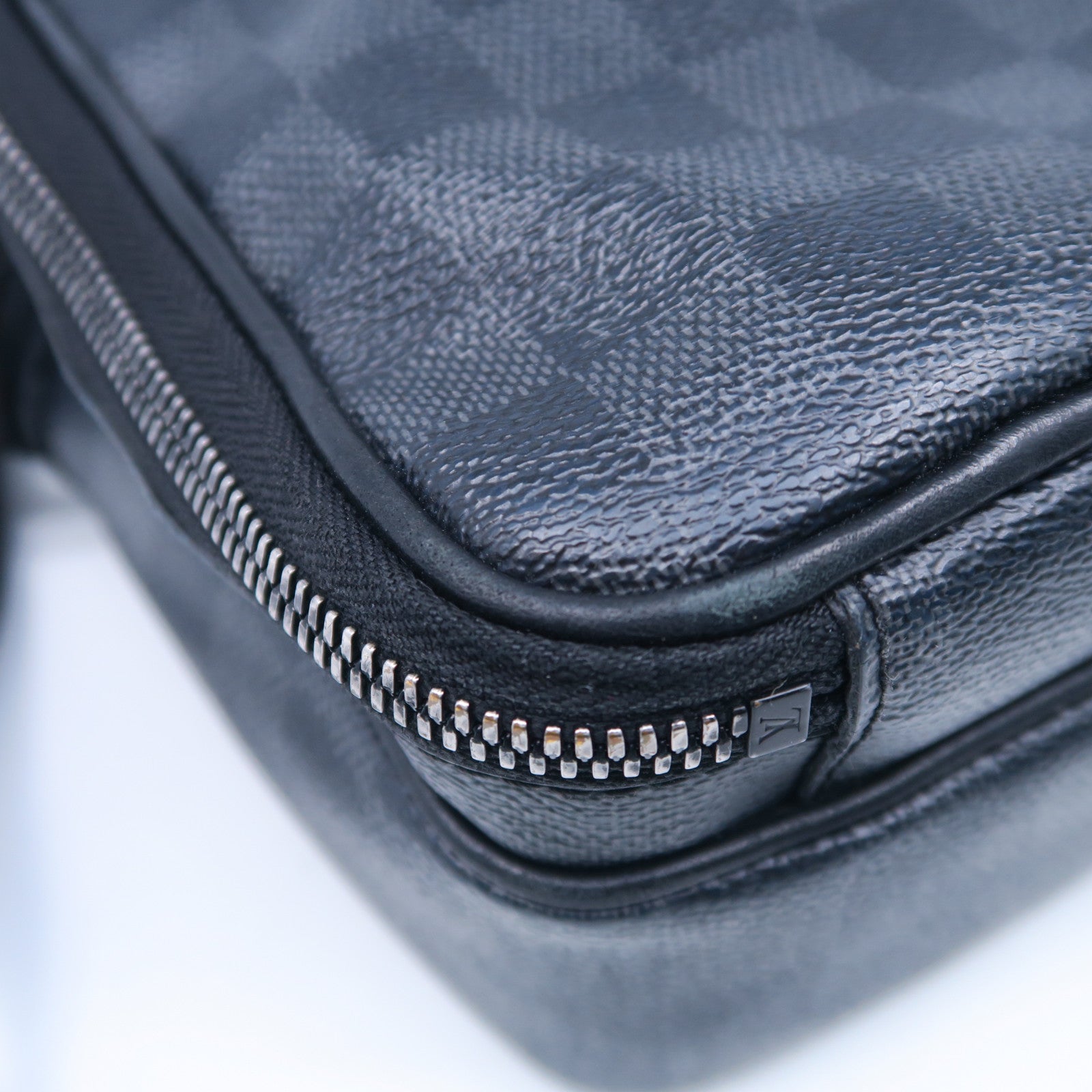 LOUIS VUITTON Damier Graphite Utility Shoulder Bag肩背袋黑色/灰色
