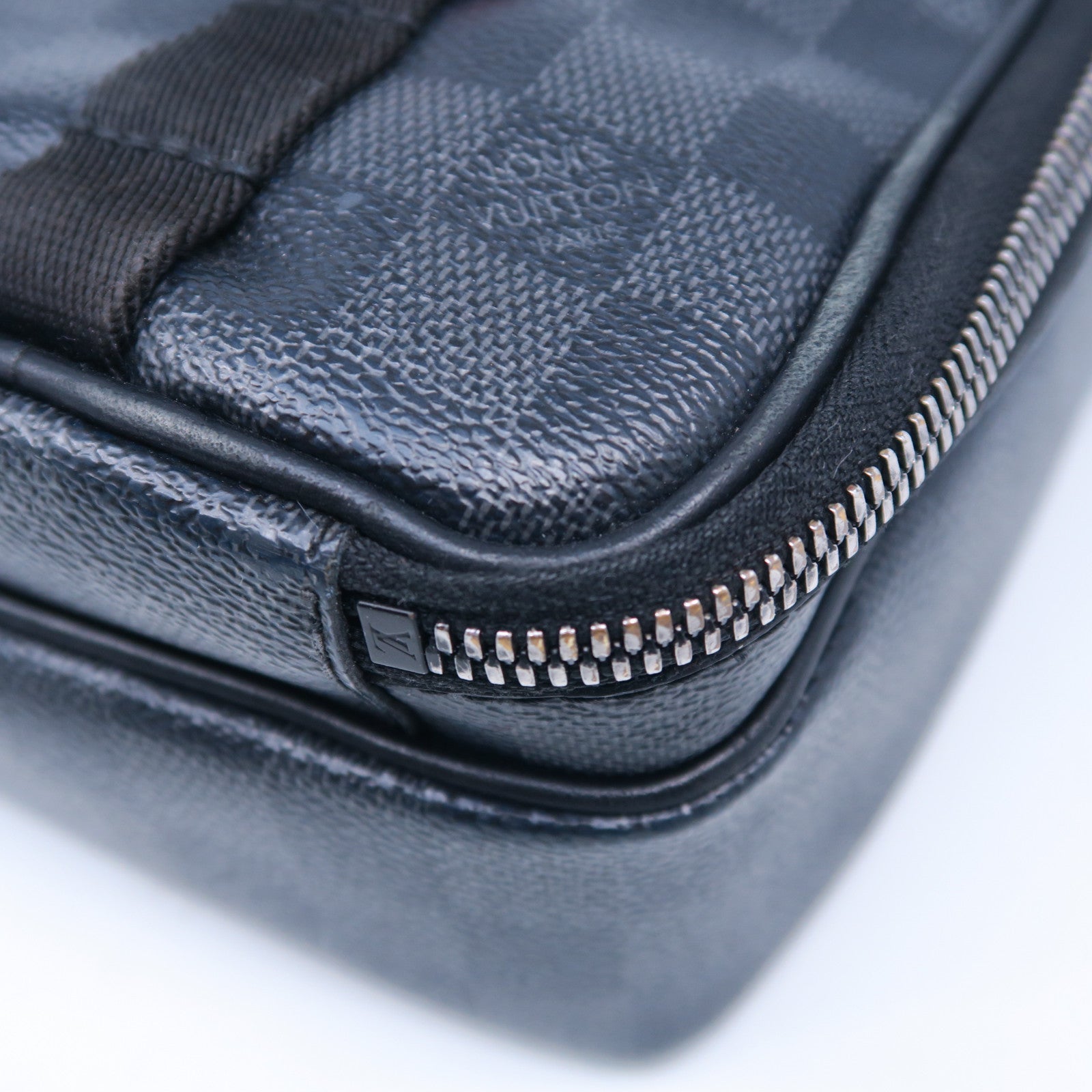 LOUIS VUITTON Damier Graphite Utility Shoulder Bag肩背袋黑色/灰色