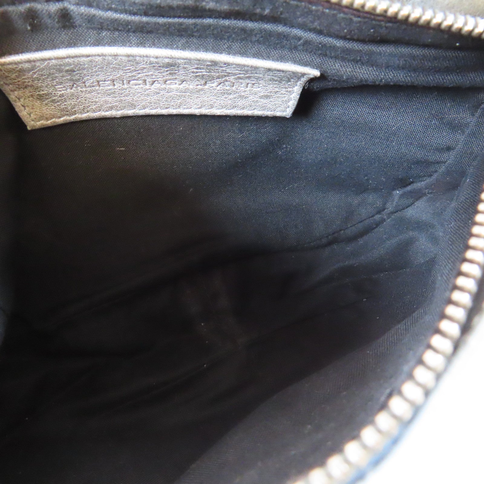 BALENCIAGA 牛皮皮革Pouch黑扣小袋灰色