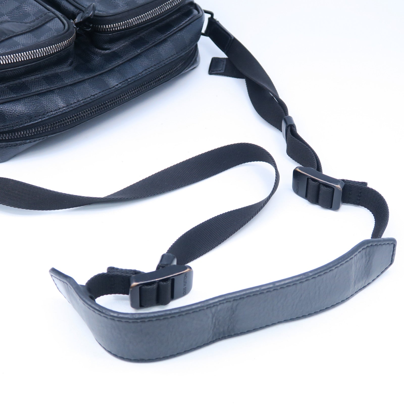 LOUIS VUITTON Damier Graphite Utility Shoulder Bag肩背袋黑色/灰色