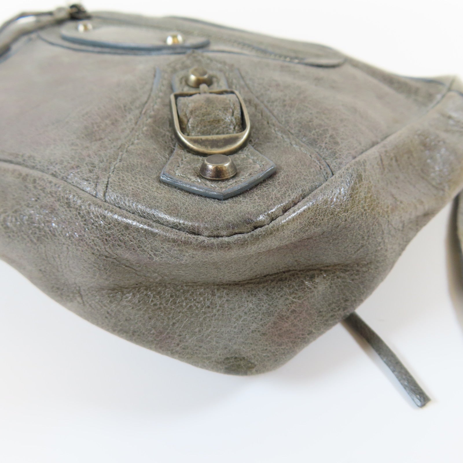 BALENCIAGA 牛皮皮革Pouch黑扣小袋灰色