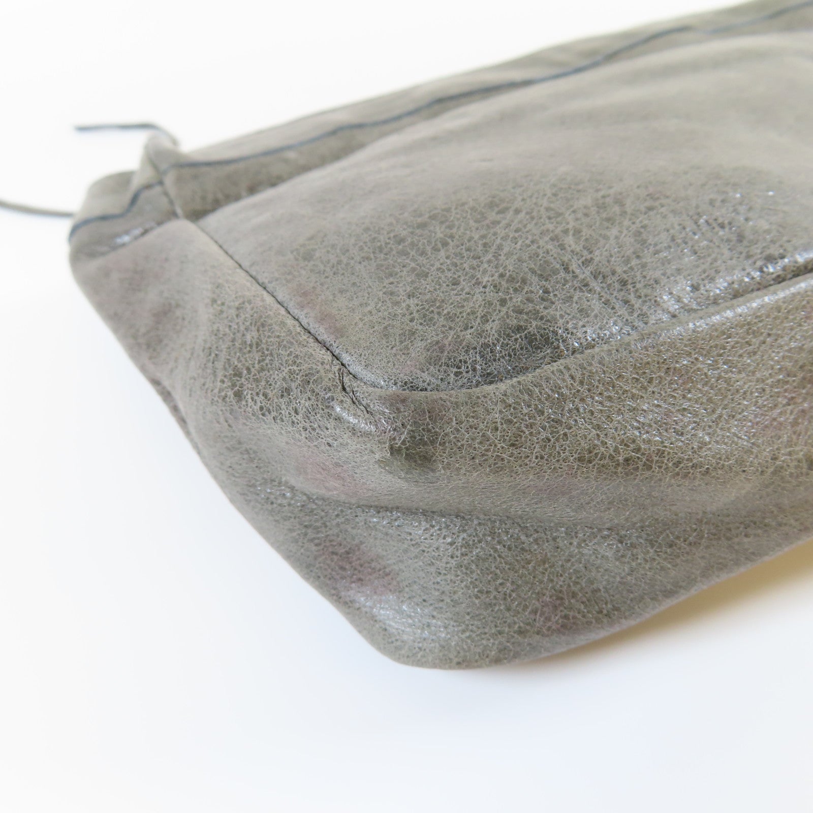 BALENCIAGA 牛皮皮革Pouch黑扣小袋灰色