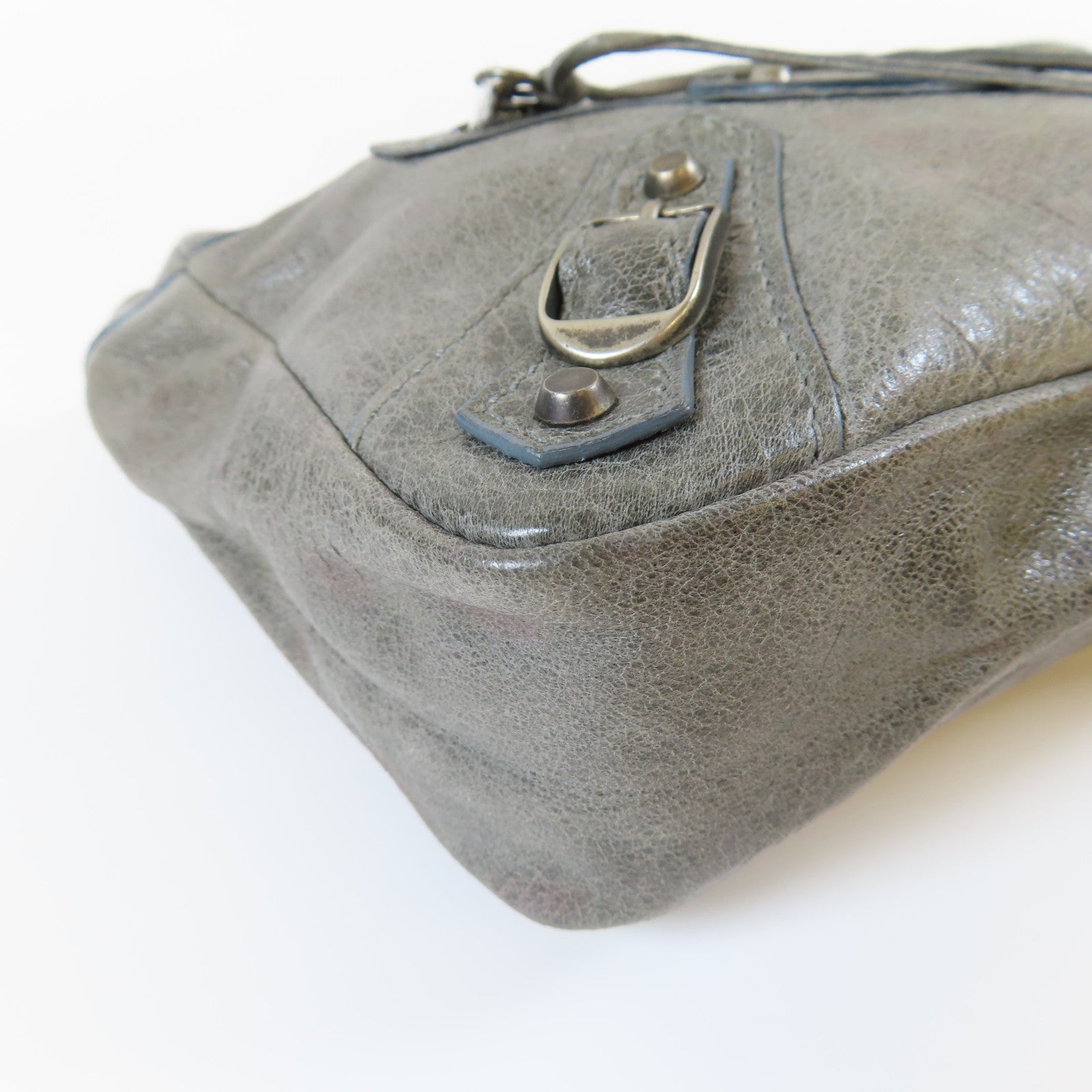 BALENCIAGA 牛皮皮革Pouch黑扣小袋灰色