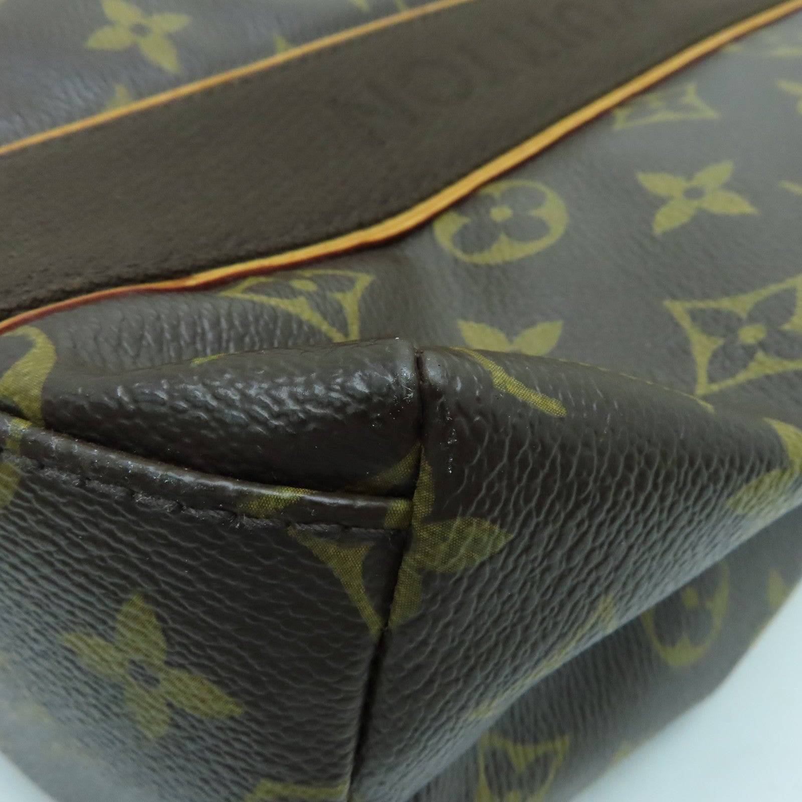 LOUIS VUITTON Monogram Beaubourg金扣肩背袋啡色