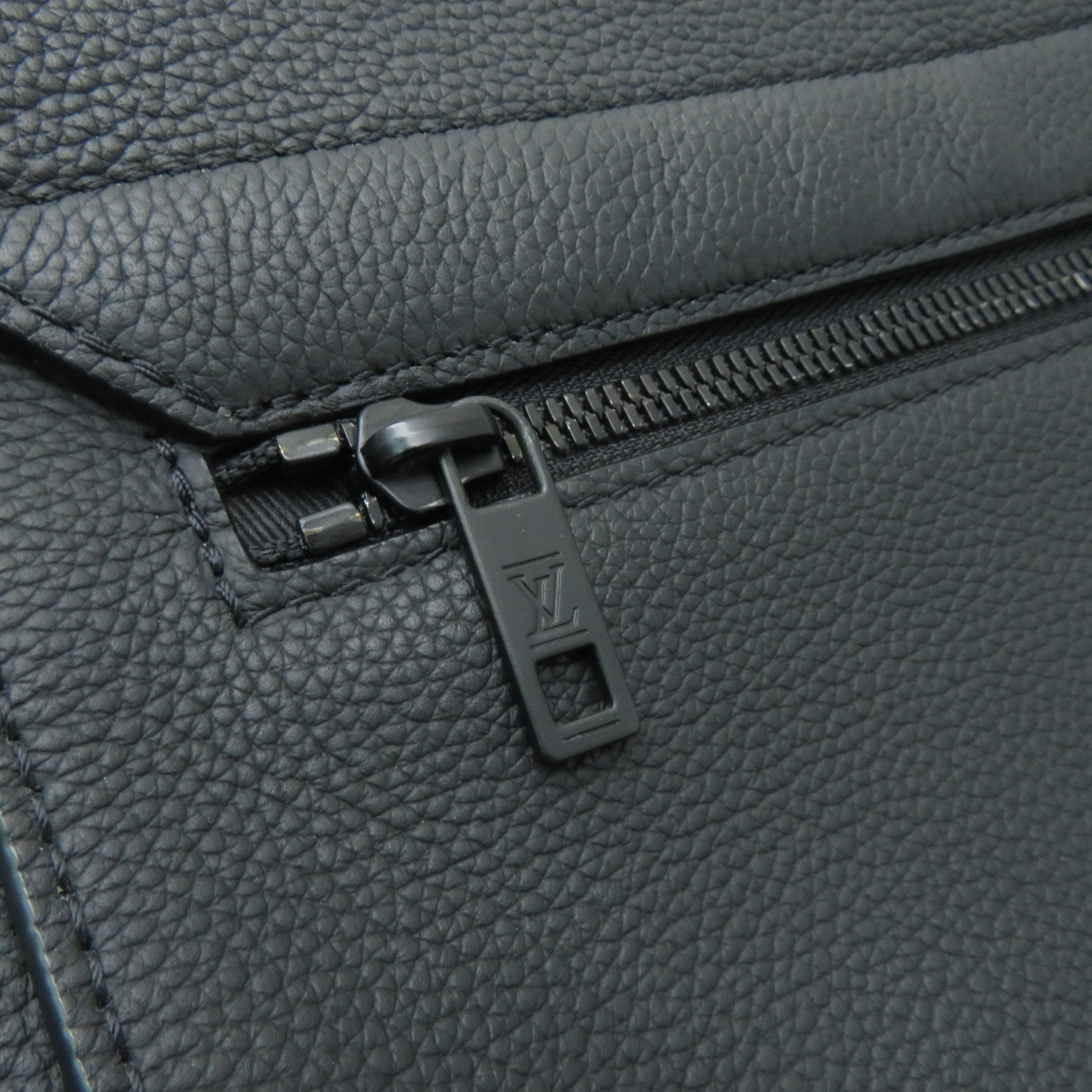 LOUIS VUITTON 牛皮皮革Aerogram Takeoff Messenger黑扣肩背袋黑色