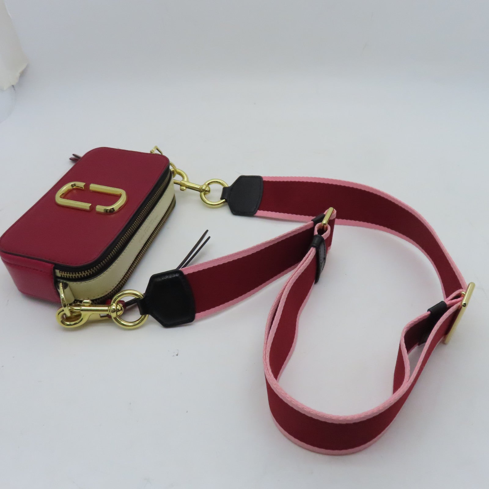 MARC JACOBS 牛皮皮革Carmera Bag金扣肩背袋紅色