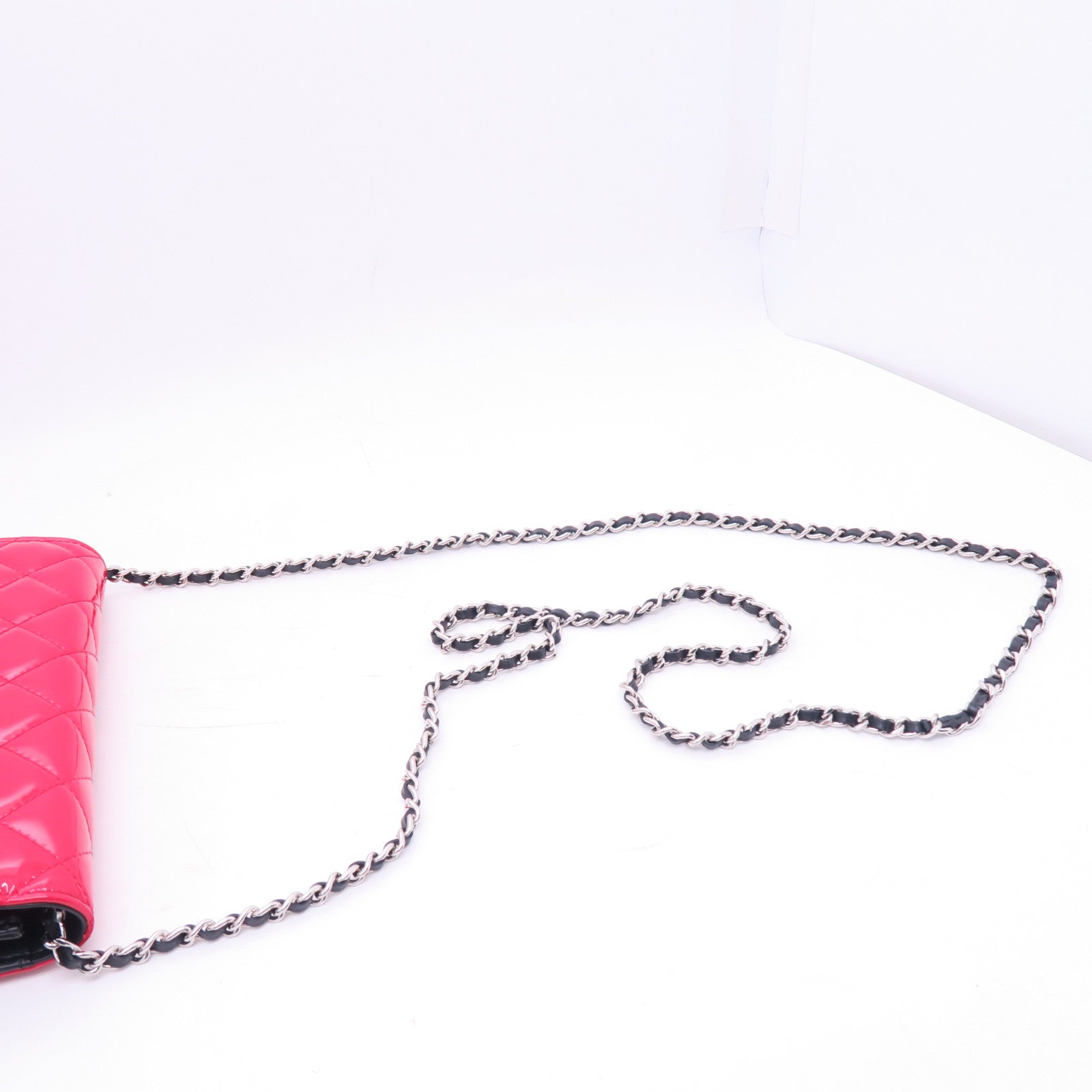 CHANEL 菱格漆皮皮革WOC Wallet On Chain銀扣鏈帶肩背袋紅色/黑色