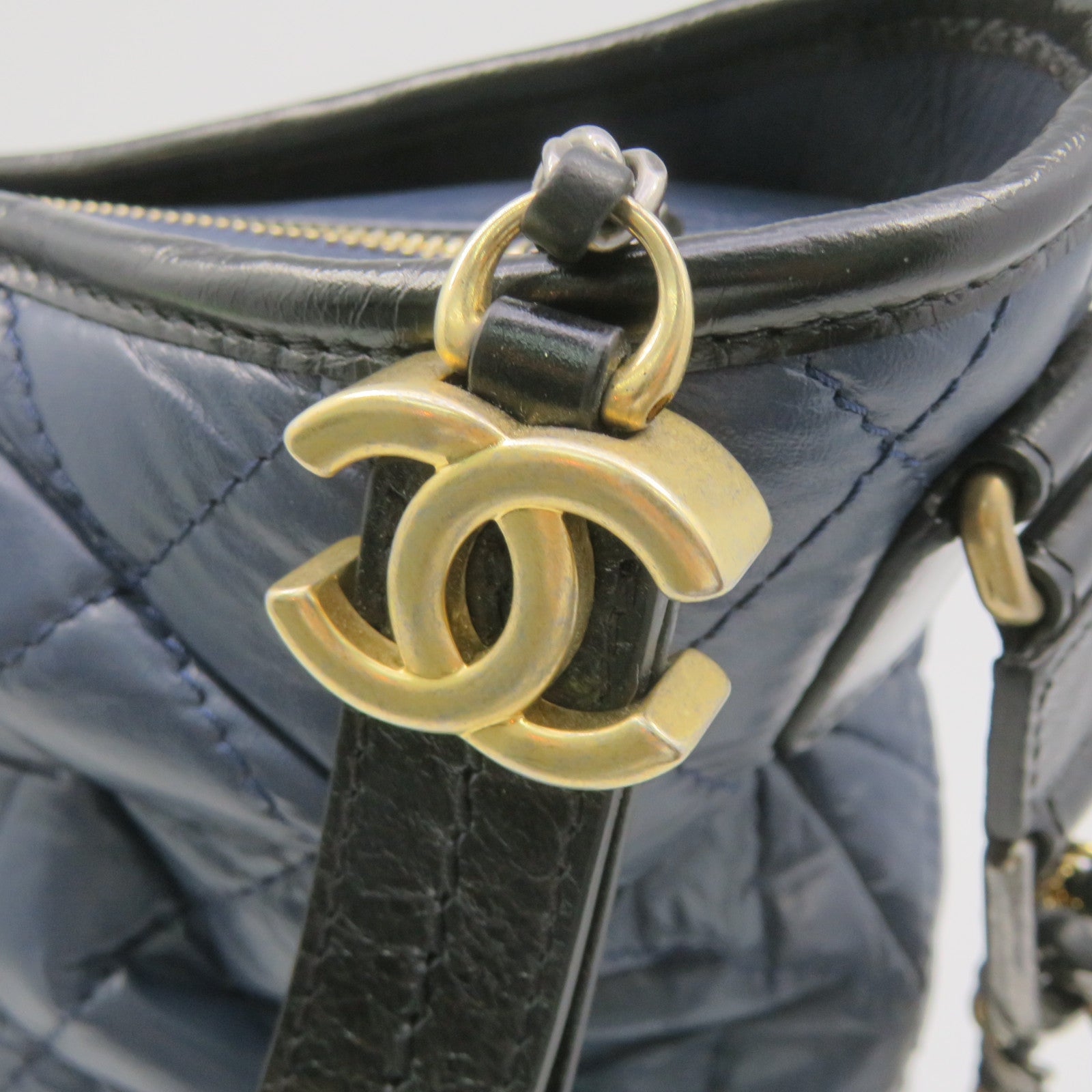 CHANEL 菱格牛皮皮革Gabrielle Medium金扣鏈帶肩背袋藍色/黑色