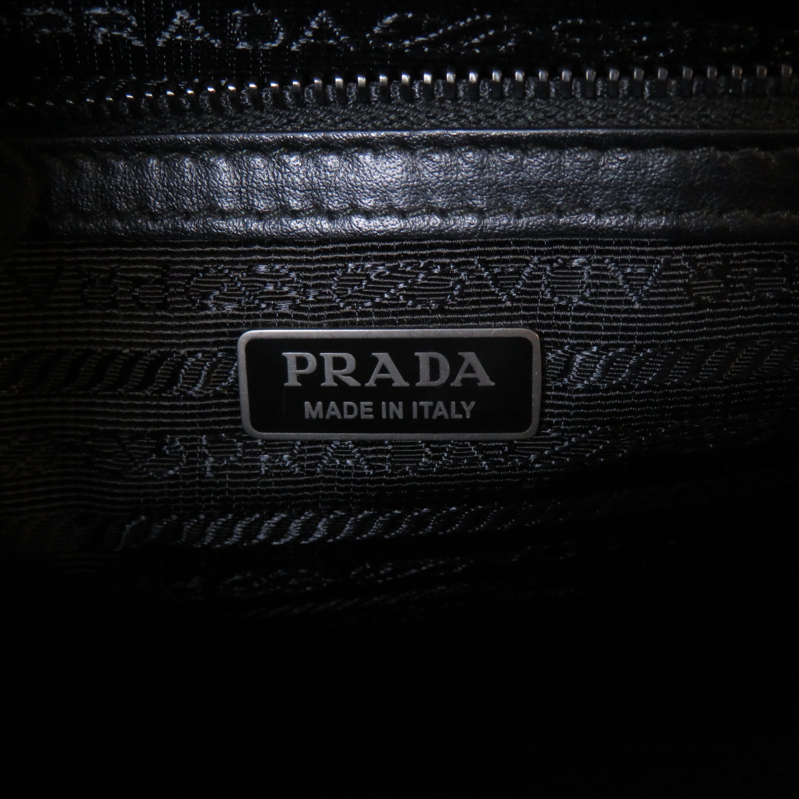 PRADA 牛皮皮革Chain Shoulder黑扣鏈帶肩背袋黑色