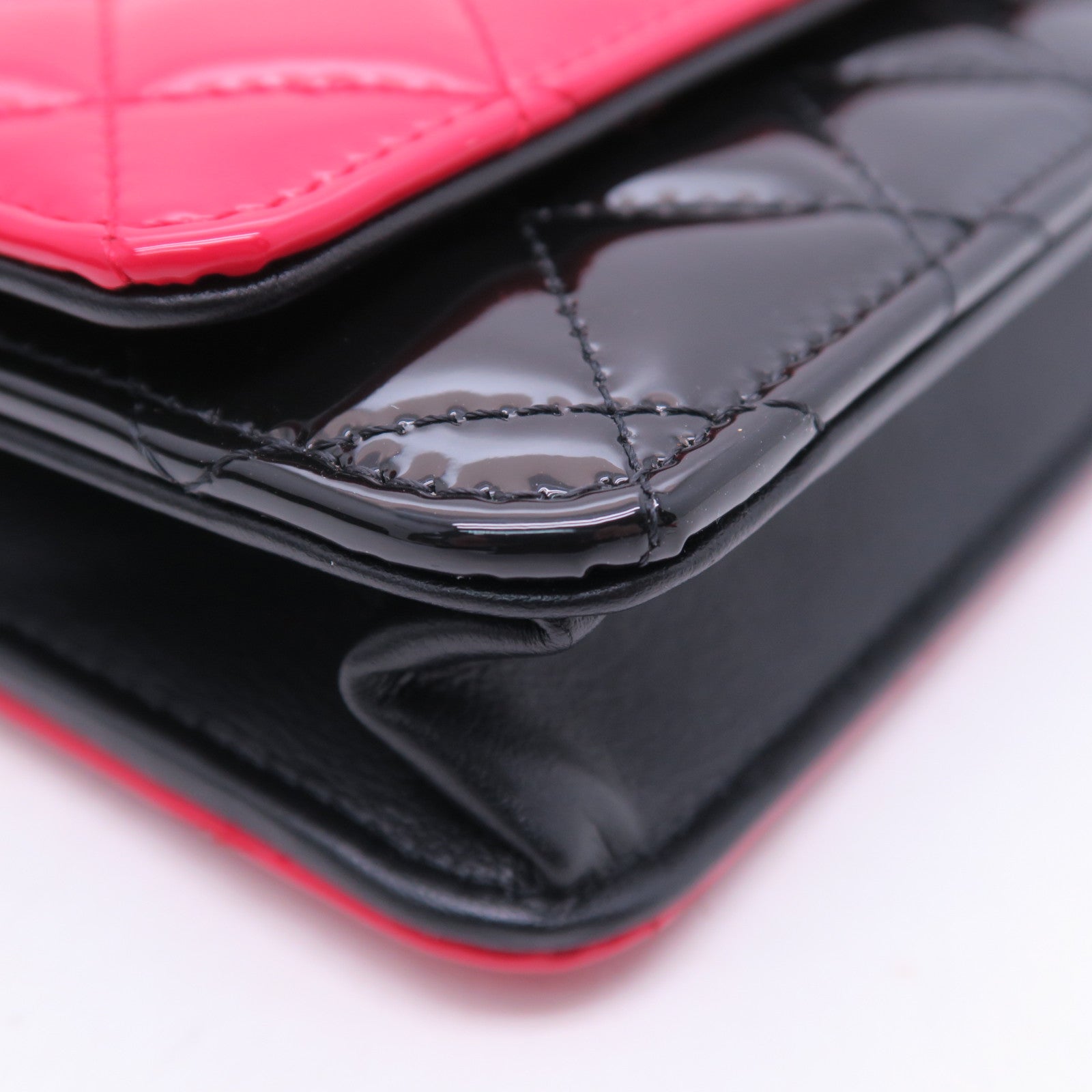 CHANEL 菱格漆皮皮革WOC Wallet On Chain銀扣鏈帶肩背袋紅色/黑色