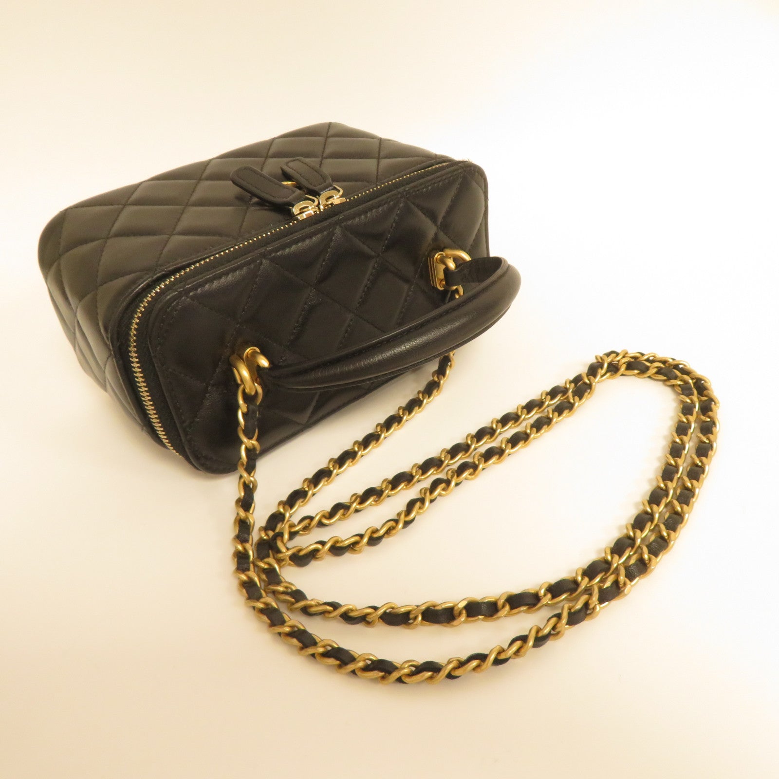 CHANEL 菱格羊皮皮革Chain Shoulder金扣鏈帶肩背袋黑色