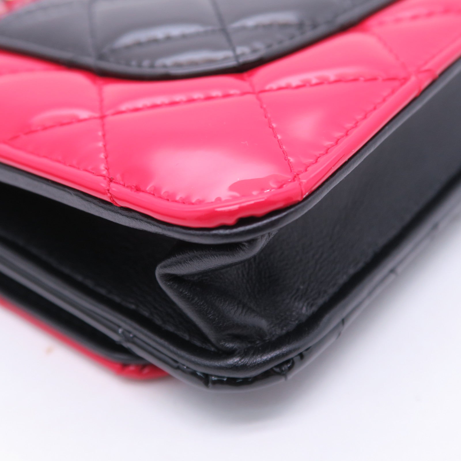 CHANEL 菱格漆皮皮革WOC Wallet On Chain銀扣鏈帶肩背袋紅色/黑色