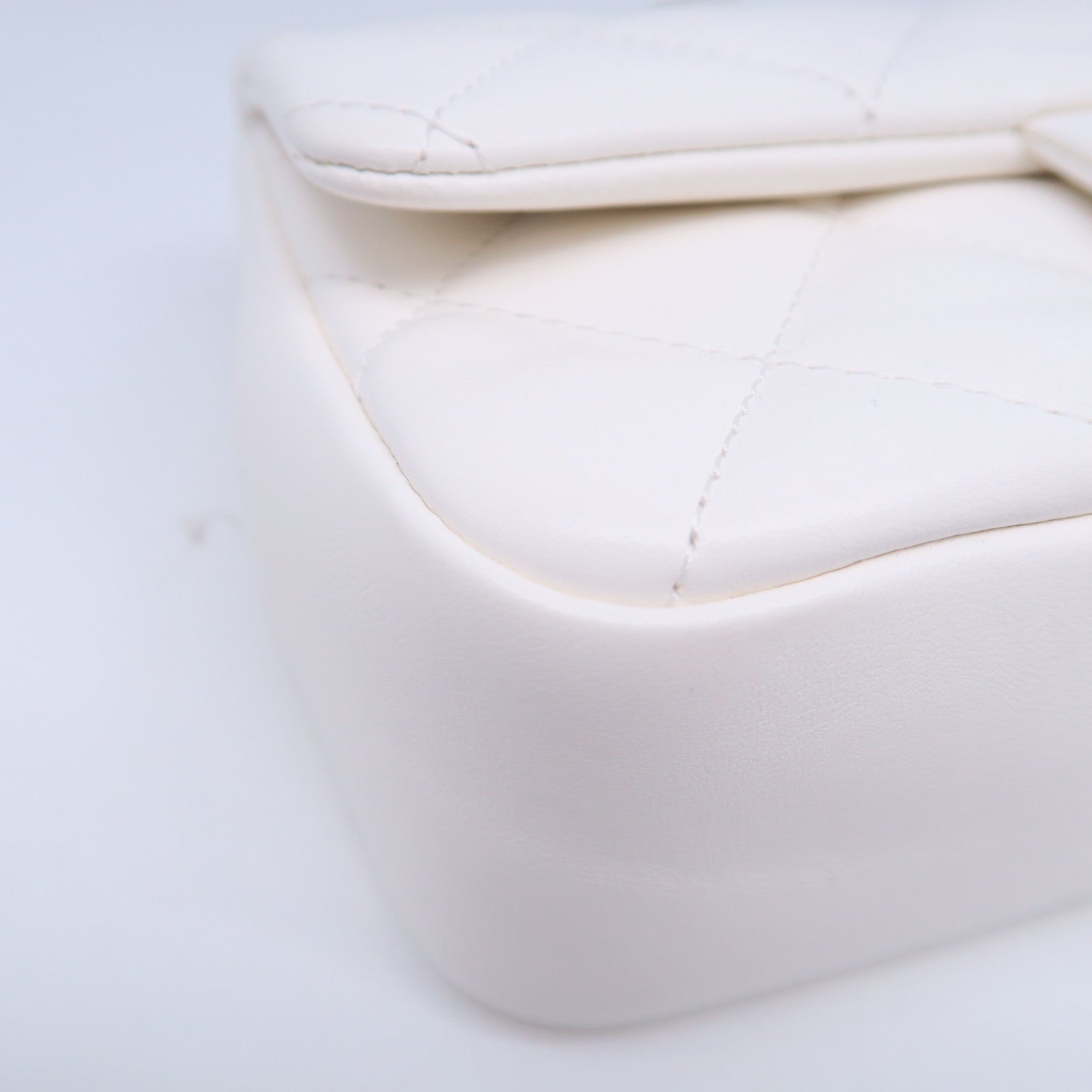 CHANEL 菱格牛皮皮革Chain Shoulder Bag金扣鏈帶肩背袋白色