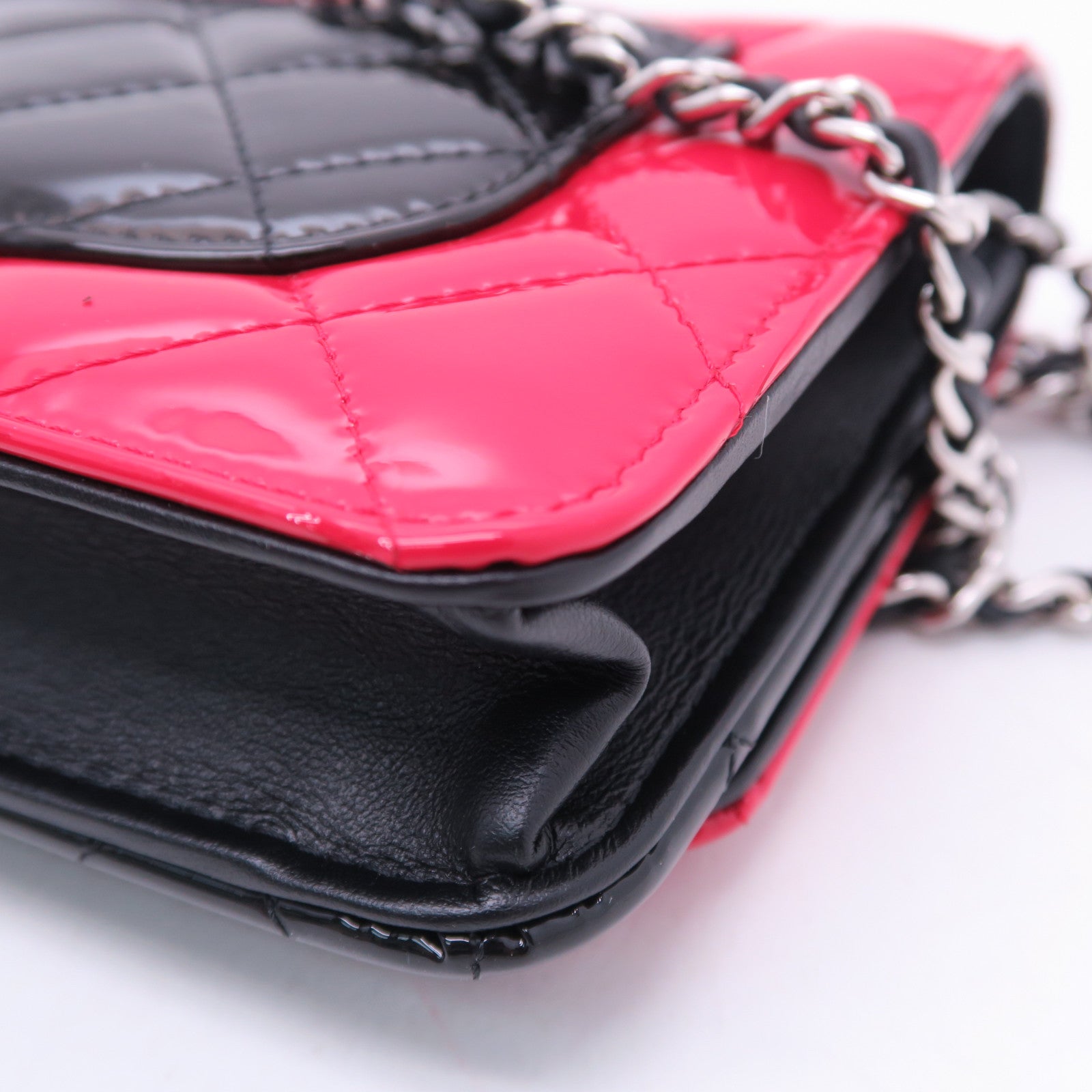 CHANEL 菱格漆皮皮革WOC Wallet On Chain銀扣鏈帶肩背袋紅色/黑色