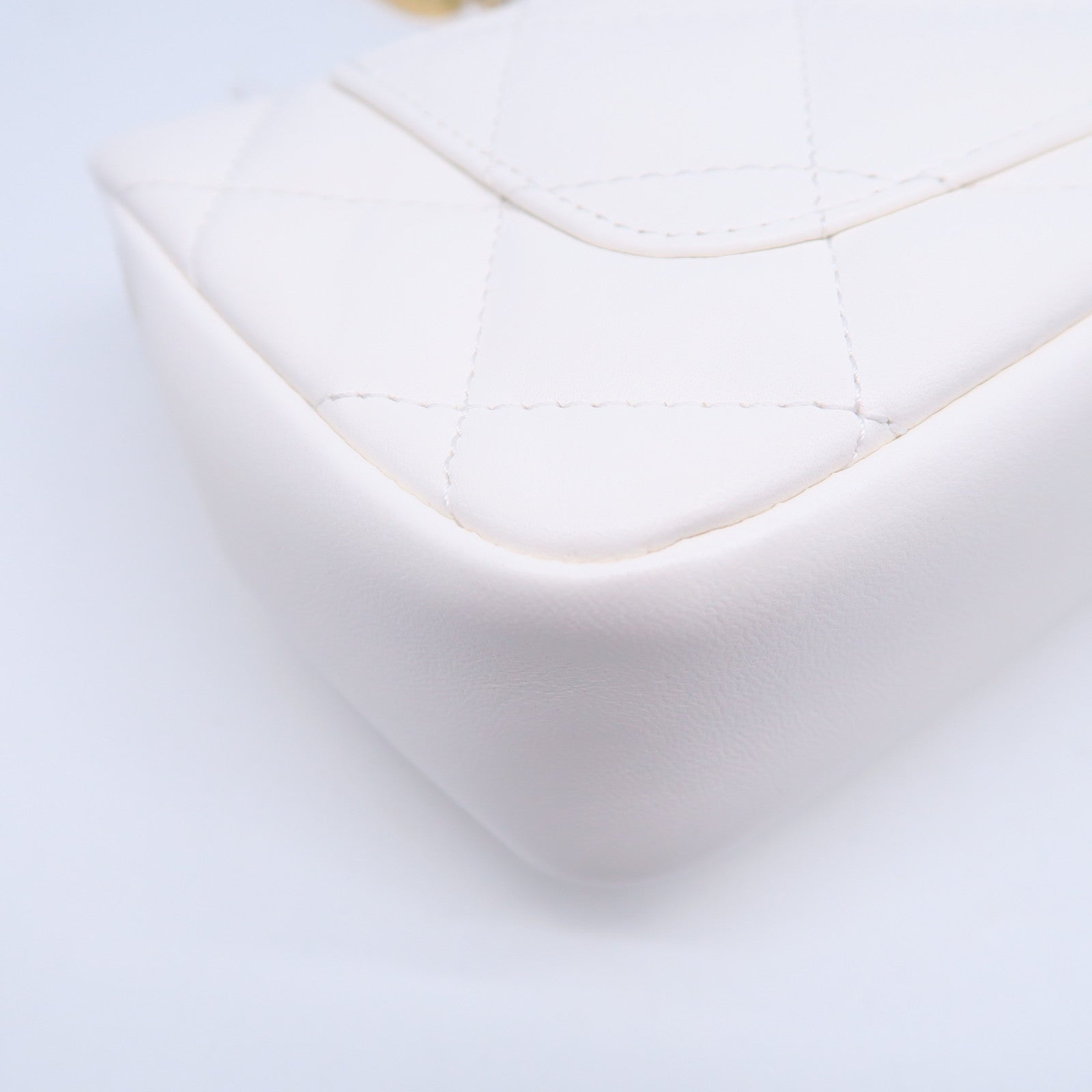 CHANEL 菱格牛皮皮革Chain Shoulder Bag金扣鏈帶肩背袋白色