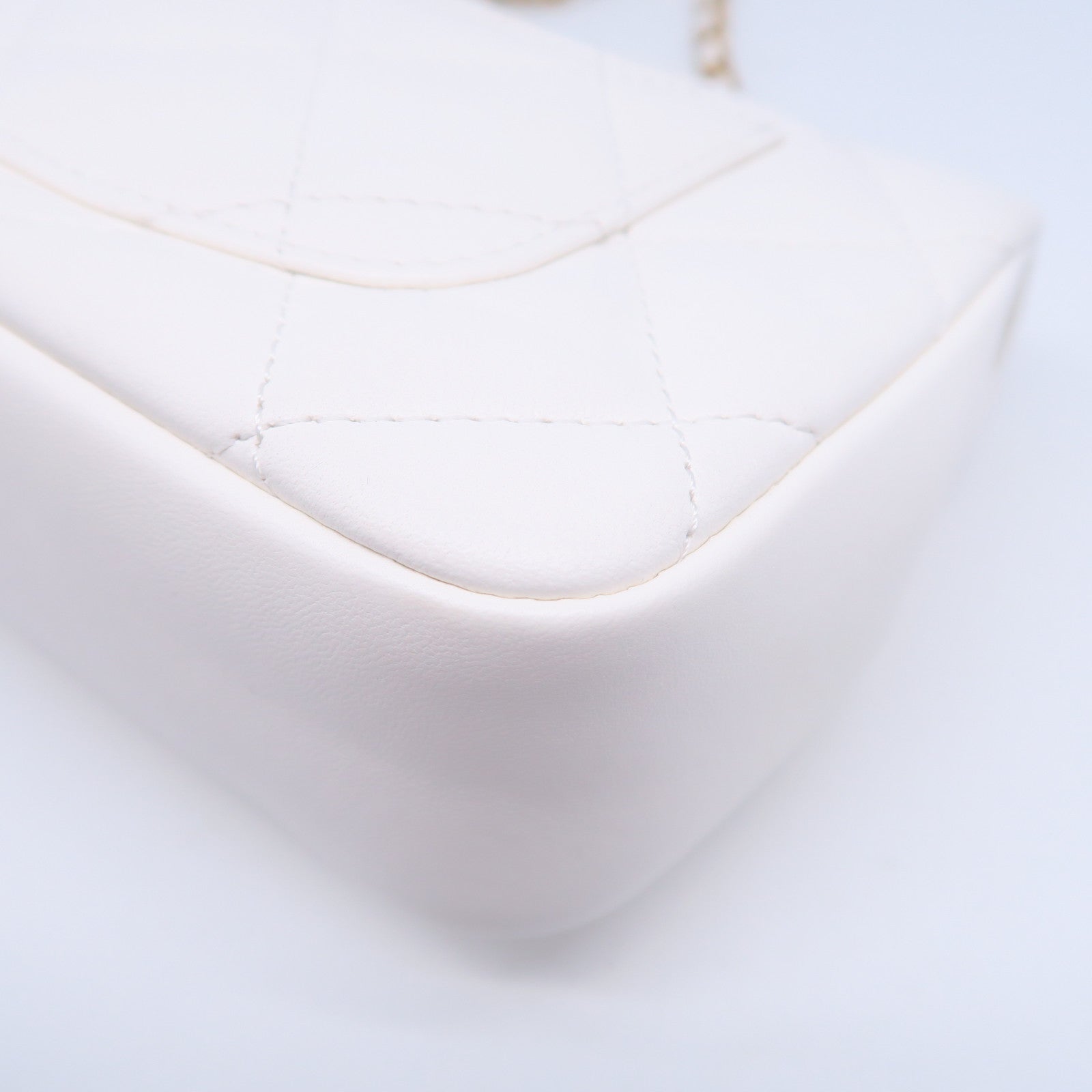 CHANEL 菱格牛皮皮革Chain Shoulder Bag金扣鏈帶肩背袋白色