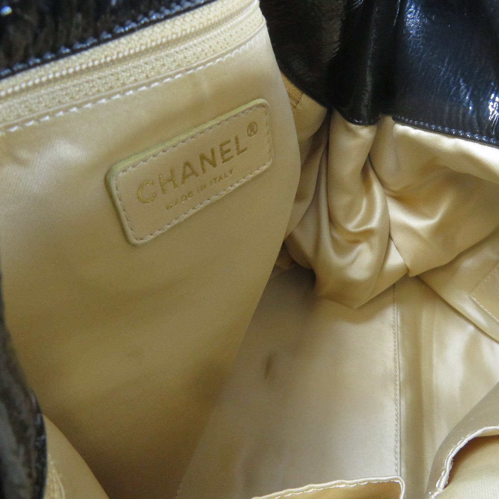 CHANEL 漆皮皮革Shoulder Bag金扣肩背袋黑色