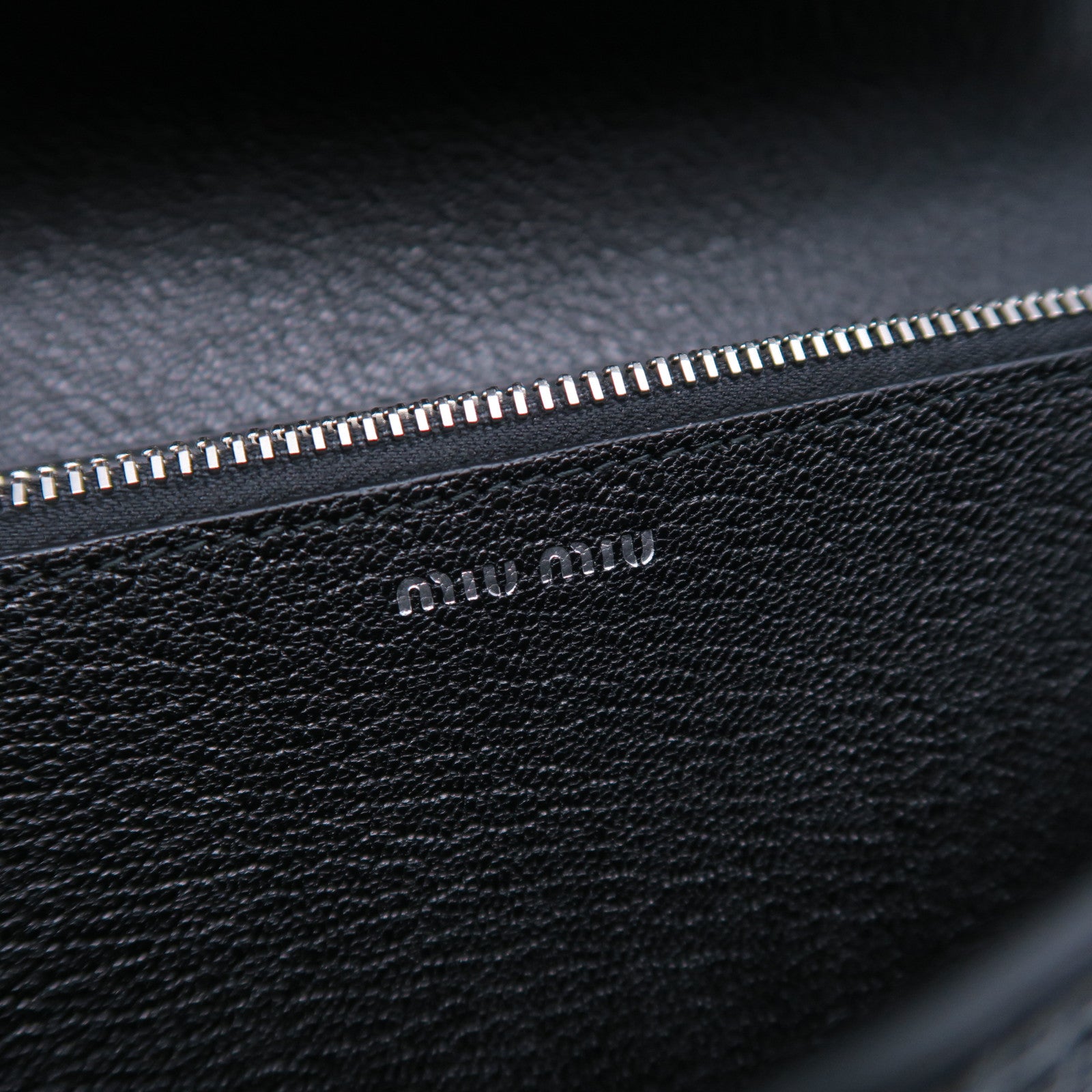 Miu Miu 牛皮皮革Long Wallet銀扣長錢包黑色