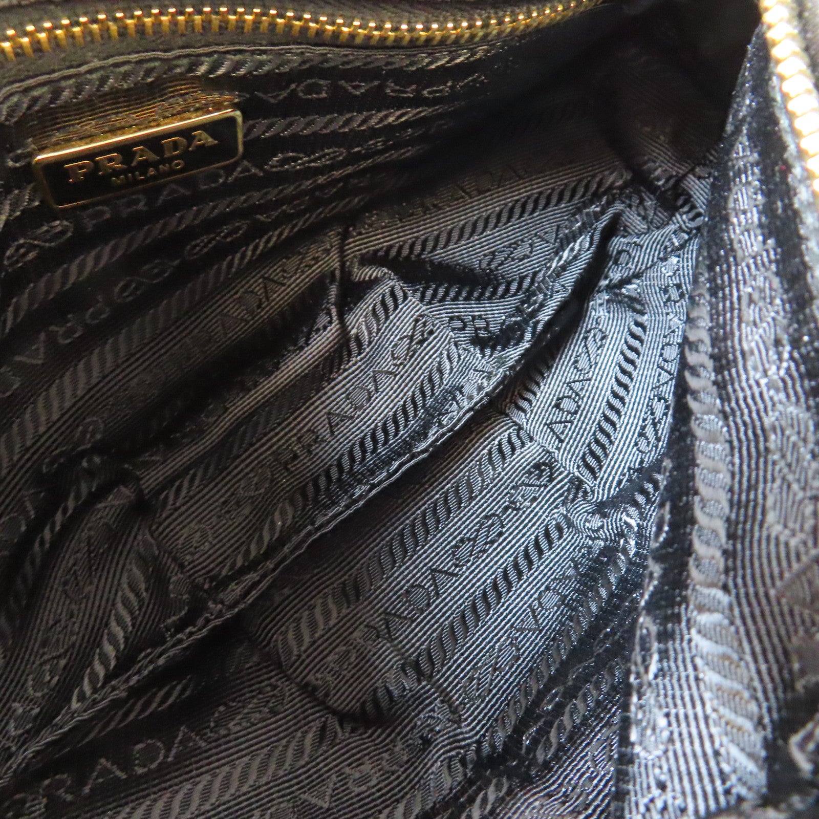 PRADA 尼龍Pouch金扣小袋黑色