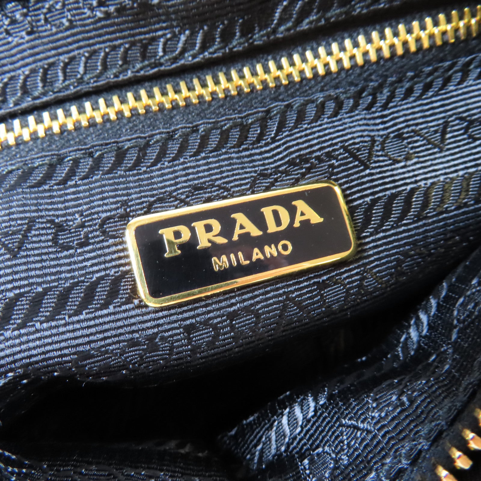 PRADA 尼龍Pouch金扣小袋黑色