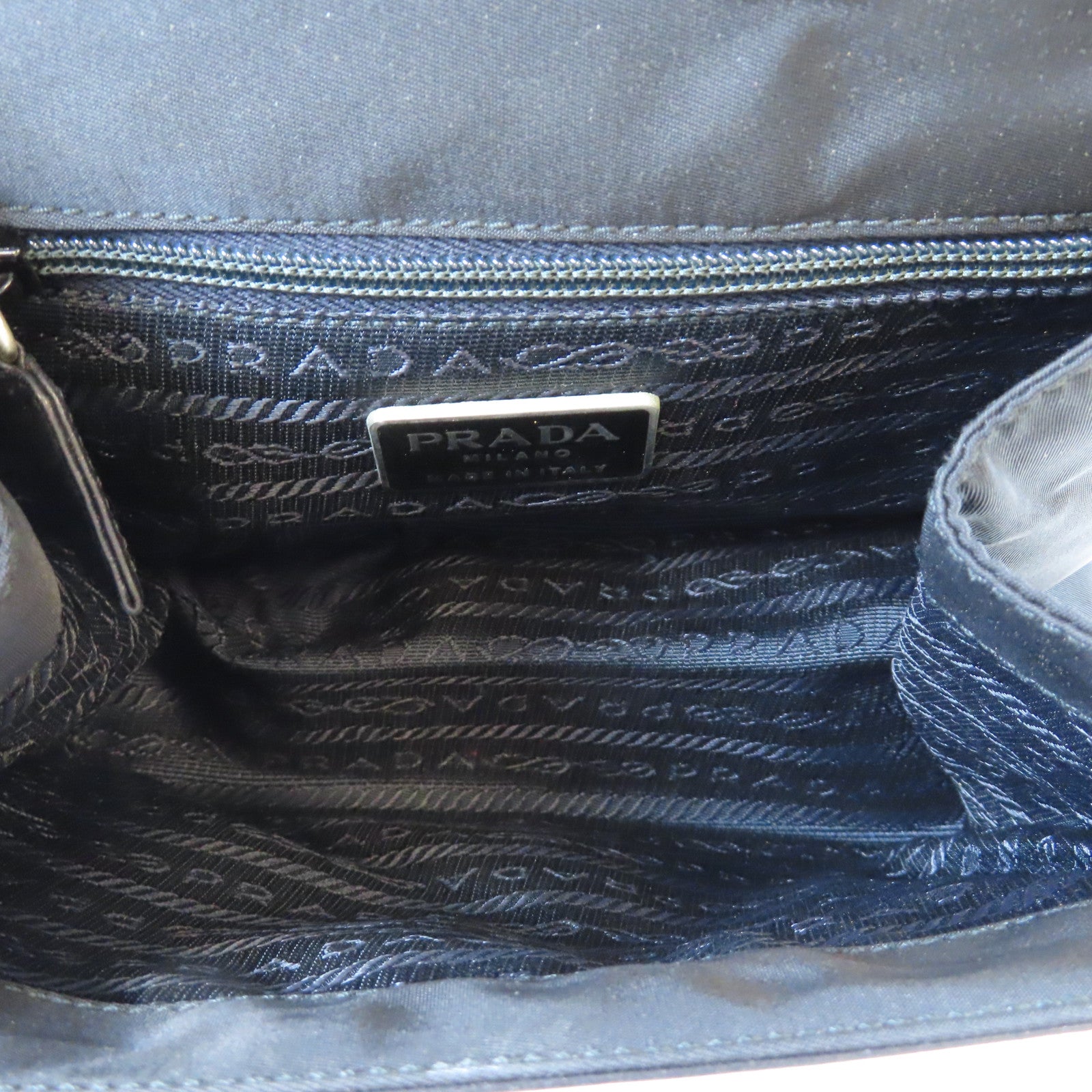PRADA 牛皮皮革Handbag銀扣手挽袋黑色